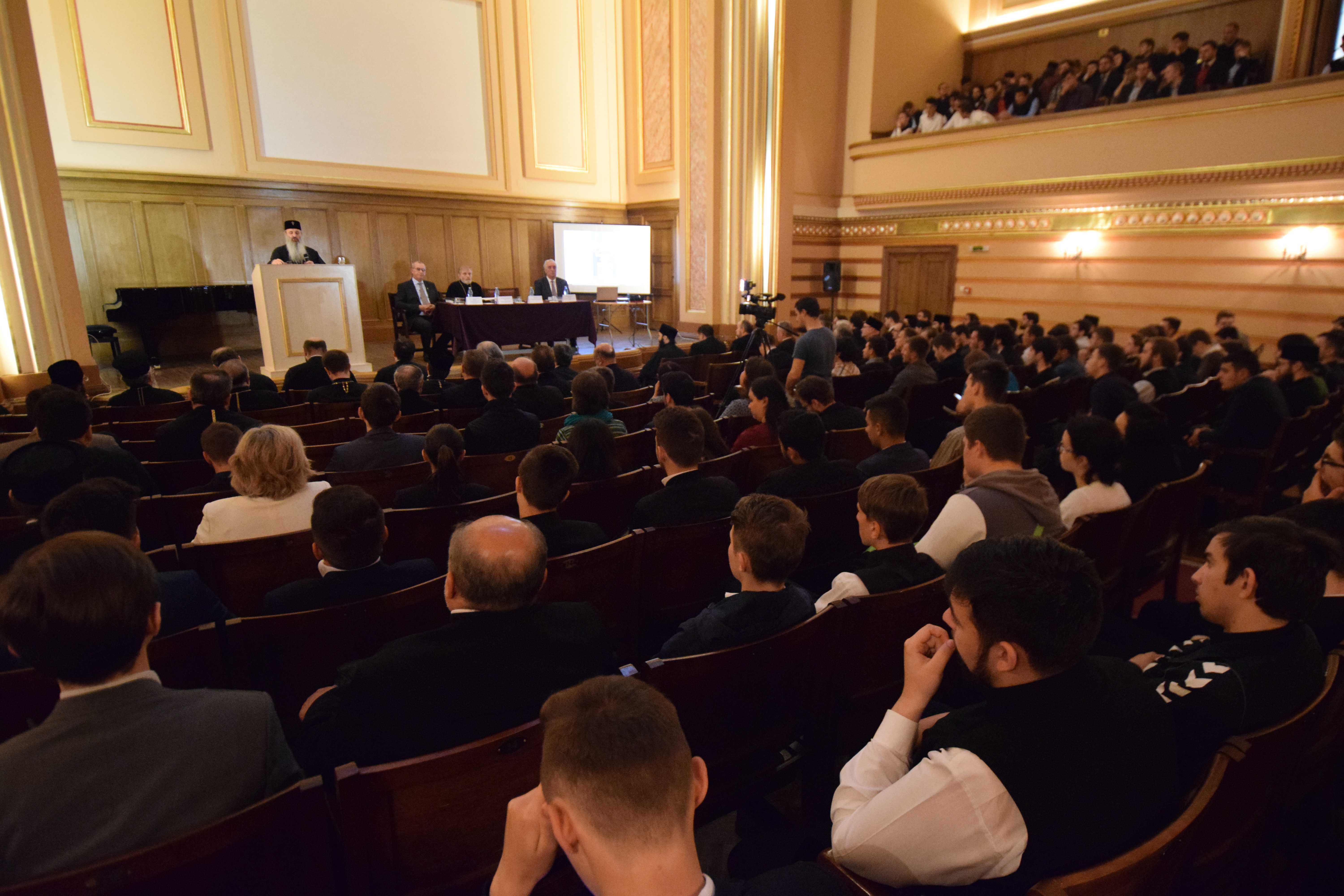 „Un model de educație integral presupune un raport de cooperare între Familie, Școală si Biserică” „Un model de educație integral presupune un raport de cooperare între Familie, Școală si Biserică”