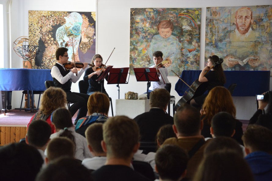 Simpozionul şi concursul internațional „Suflet de copil în Lumina Învierii”, la Arad