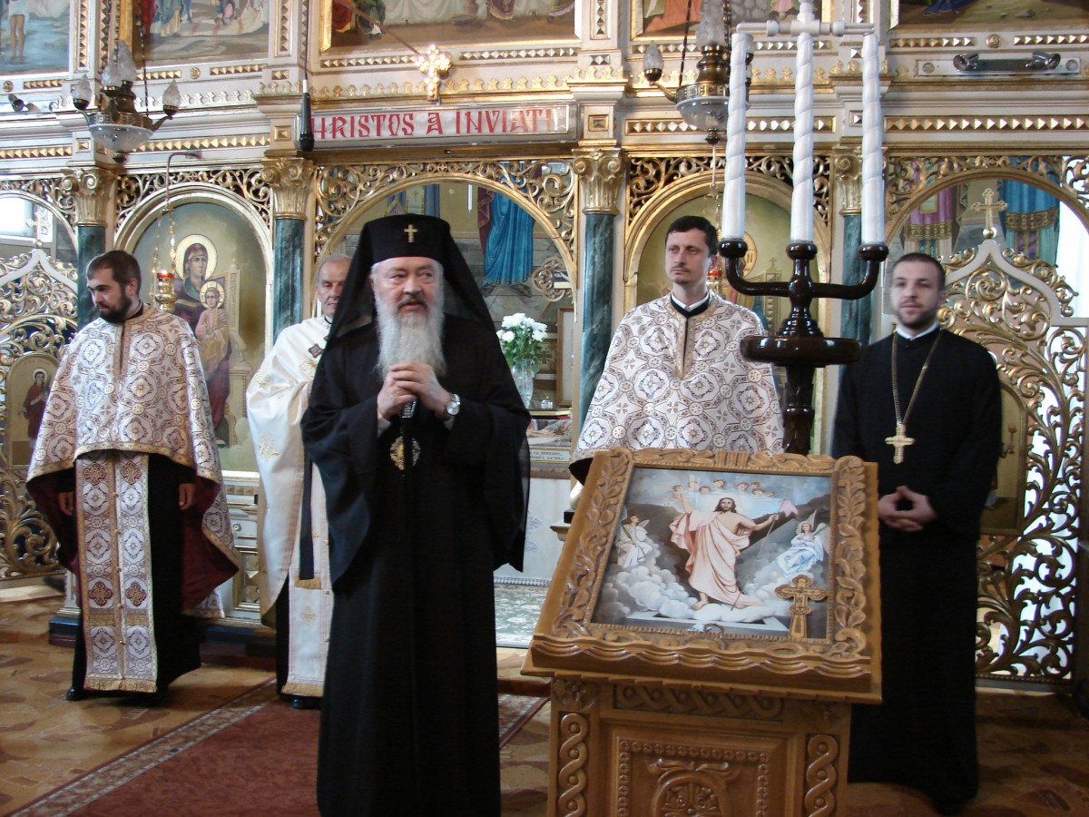 Mitropolitul Clujului: „Ajutați-i pe tineri să ducă o viață religioasă activă!” Mitropolitul Clujului: „Ajutați-i pe tineri să ducă o viață religioasă activă!”