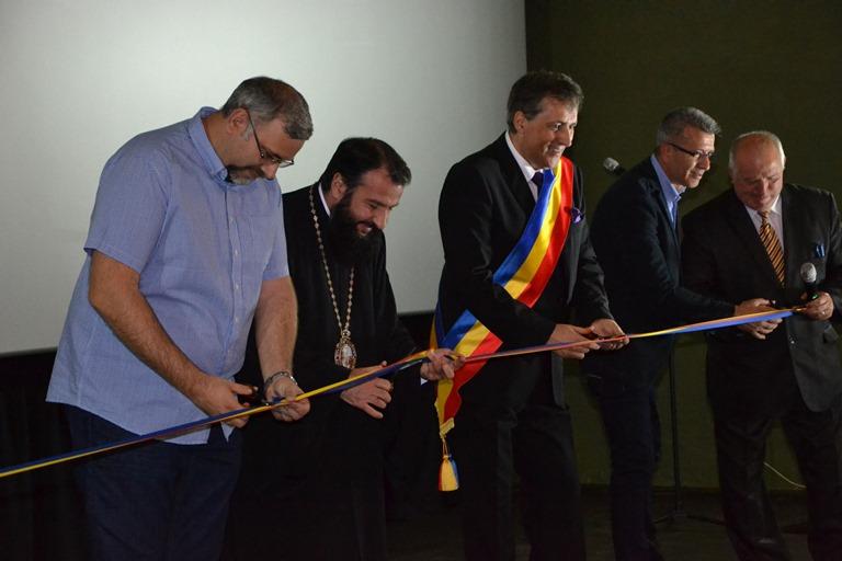 Preasfințitul Părinte Lucian, prezent la deschiderea cinematografului „Luna” din Caransebeș