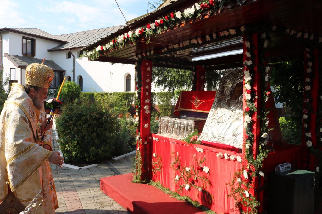 Mii de credincioși au participat la hramul Mănăstirii „Izvorul Tămăduirii” din Slobozia