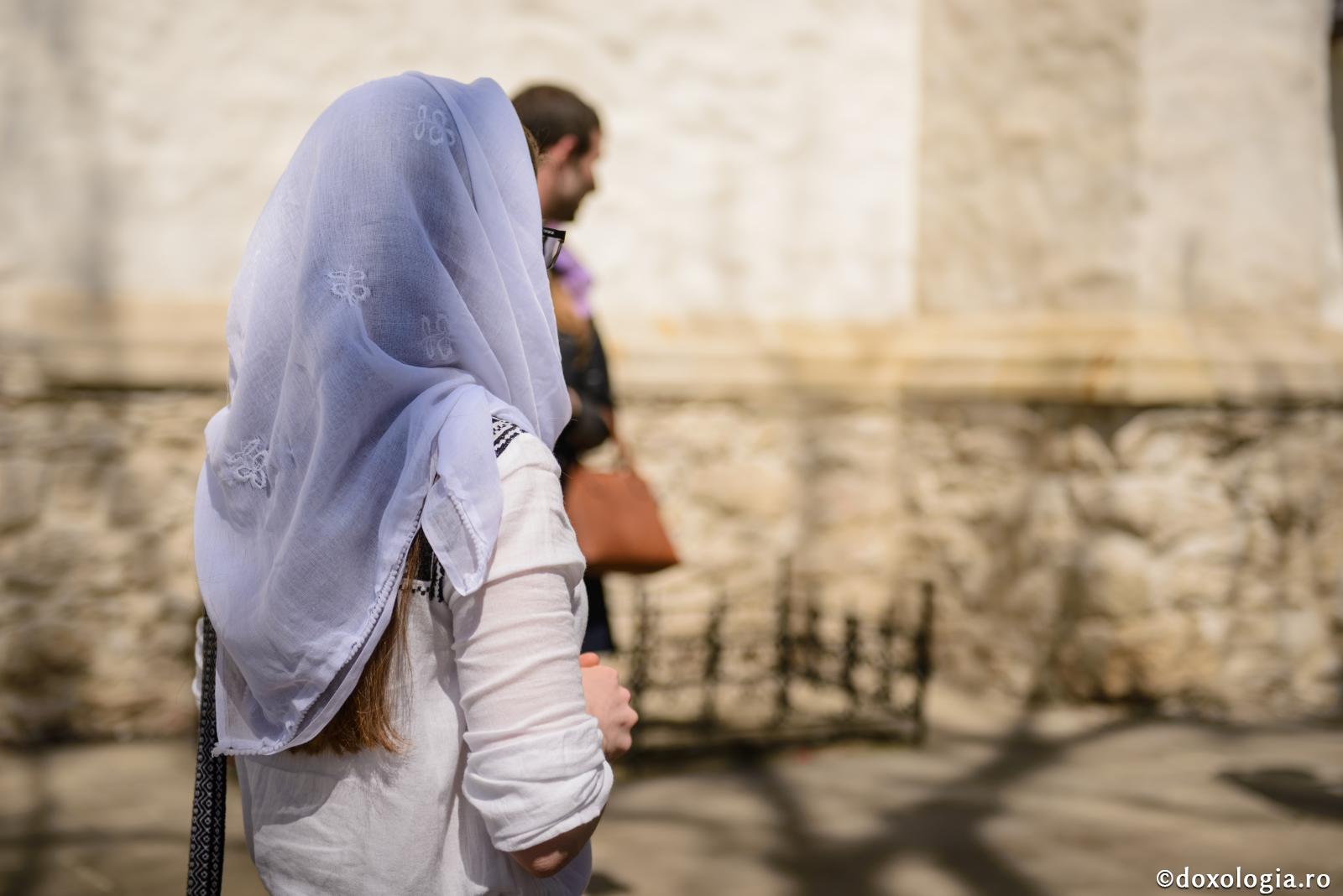 Sunt o tânără de 35 de ani și am doi copii. Aș dori să vă întreb de ce mintea mea este în întuneric, adică cu ochii minții nu văd lumina.