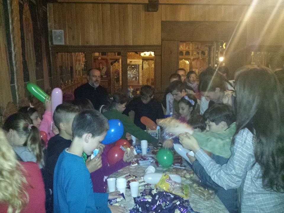 Membrii ATOR Piatra Neamţ în vizită la copiii din satul Bistriţa