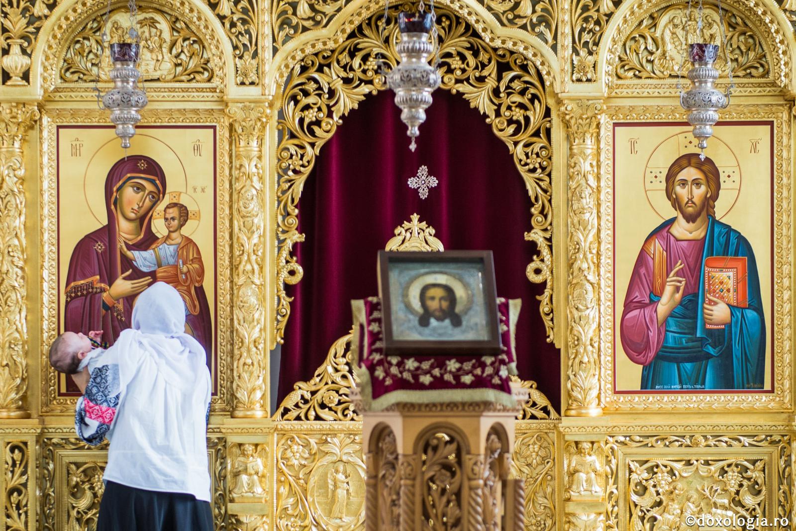 Creșteți-i pe copii creștinește! / Foto: Oana Nechifor mama cu copilul în fața icoanei Maicii Domnului