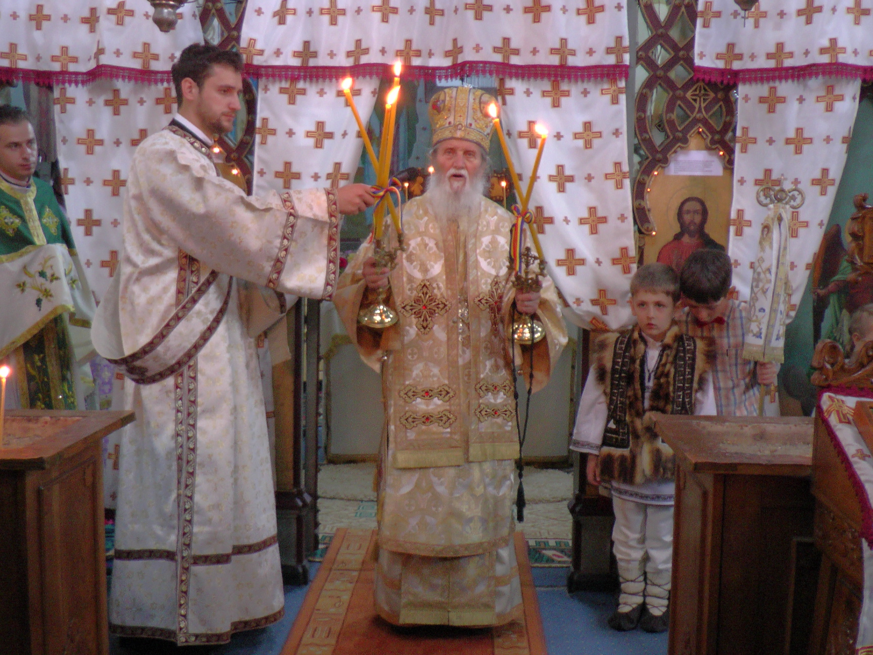 120 de ani de la târnosirea bisericii din Cacica, sărbătoriţi prin Liturghie arhierească