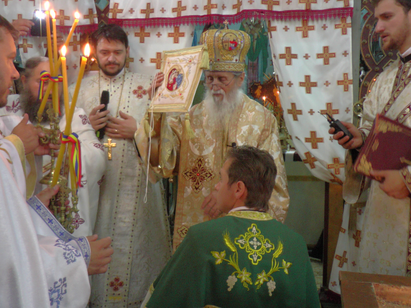 120 de ani de la târnosirea bisericii din Cacica, sărbătoriţi prin Liturghie arhierească