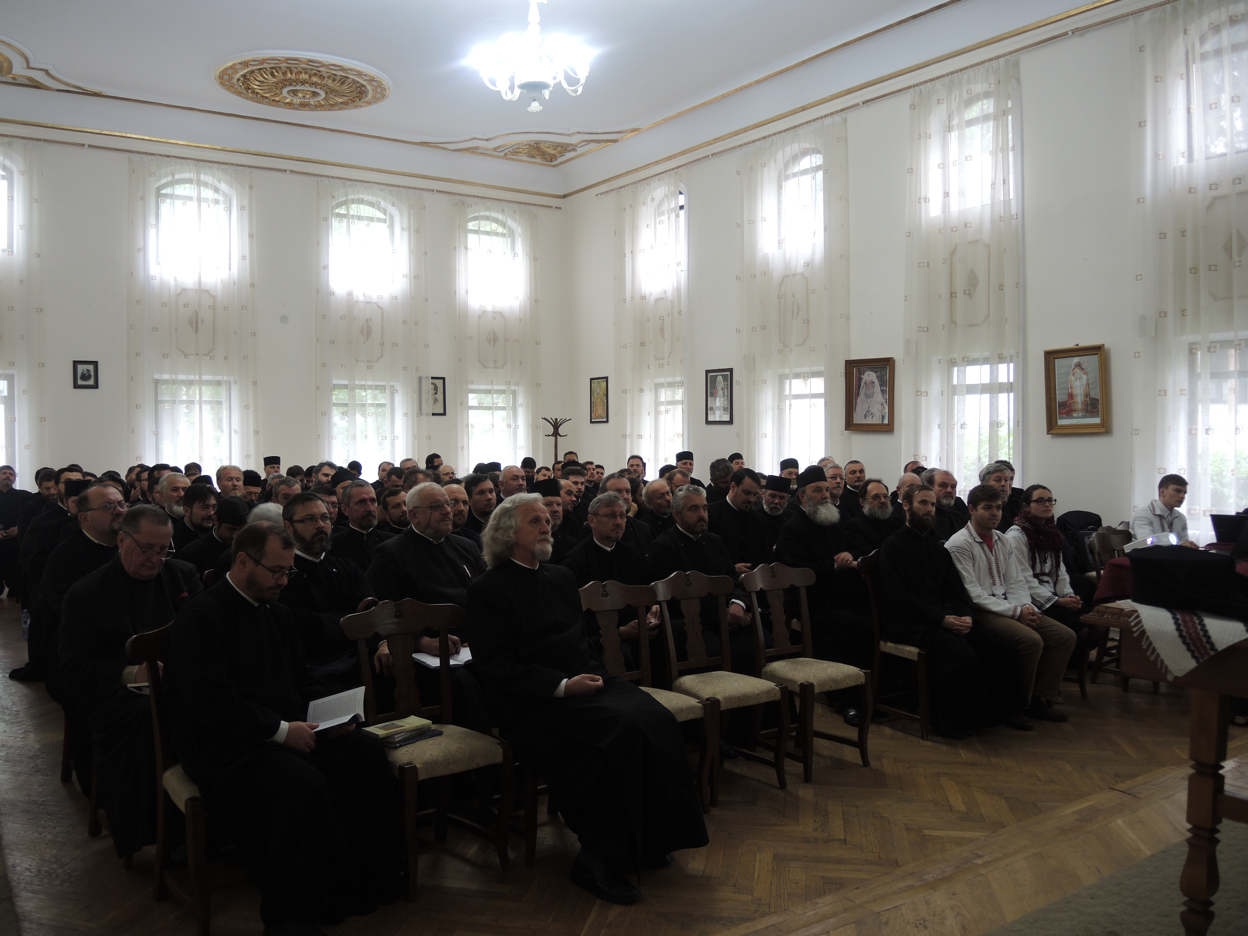 Preoții botoșăneni, îndemnați să desfășoare activități cu tinerii