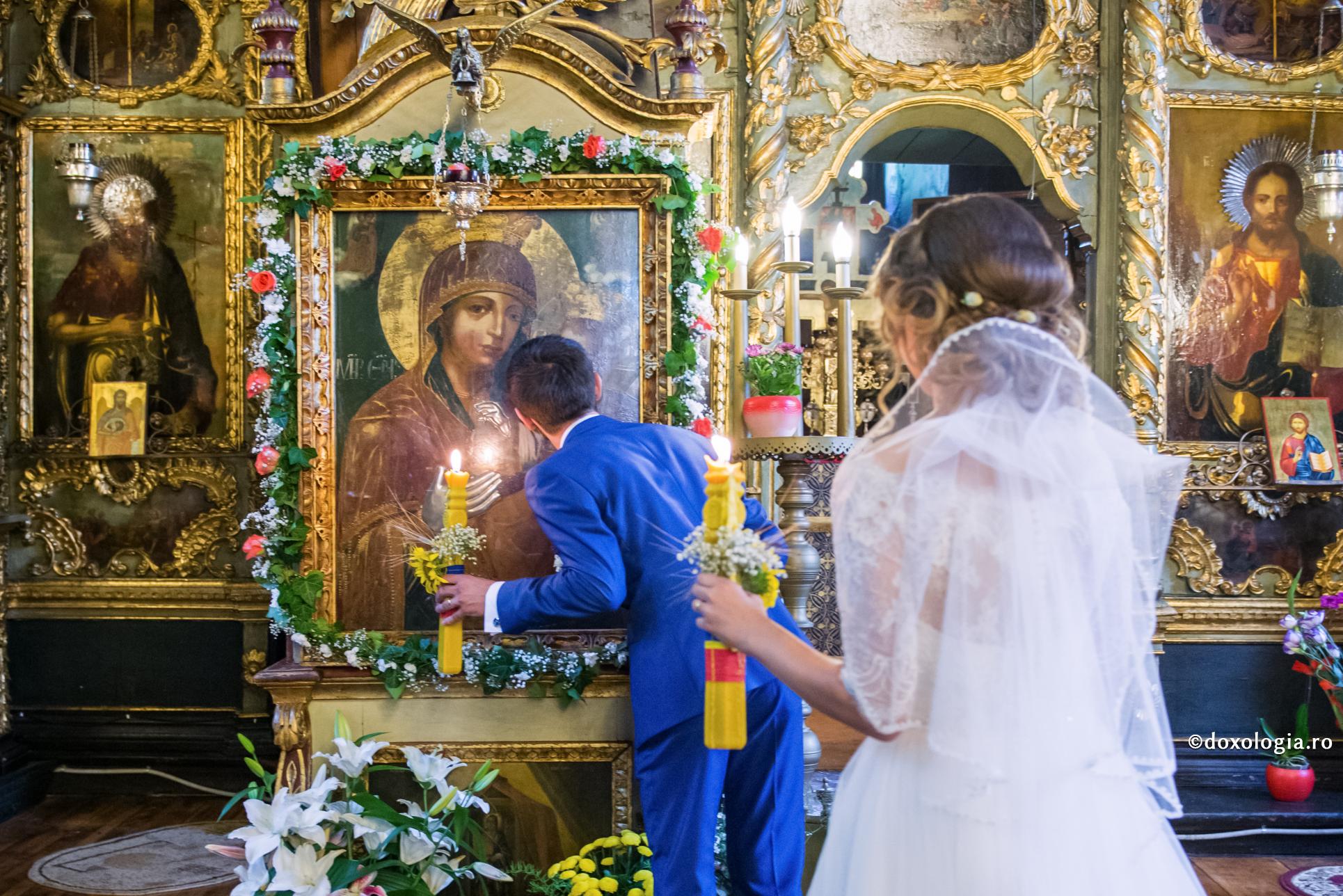 Scopul familiei creștine / Foto: Oana Nechifor miri închinându-se la icoane