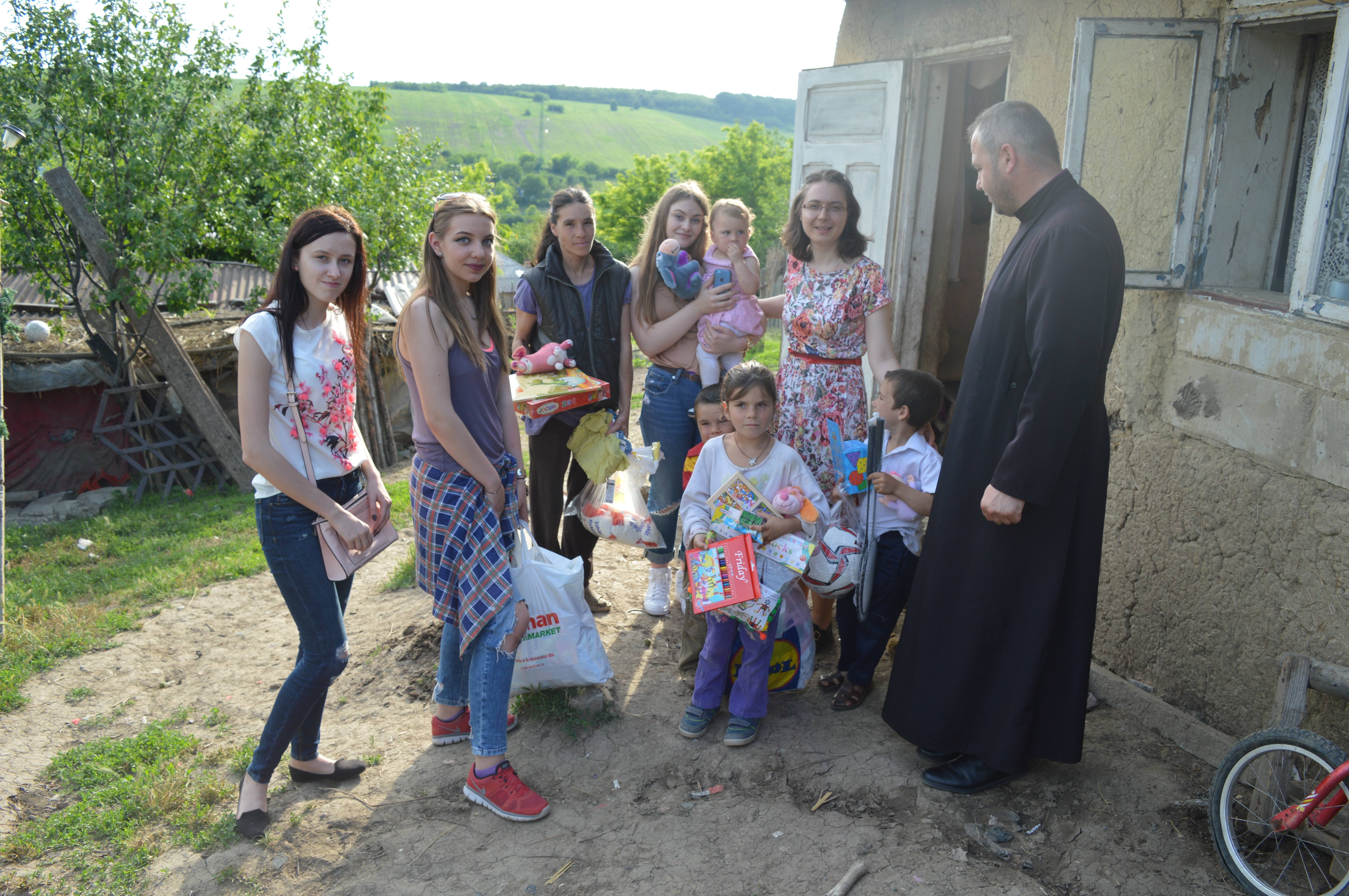 LUNA IUNIE - Bucuria copiilor