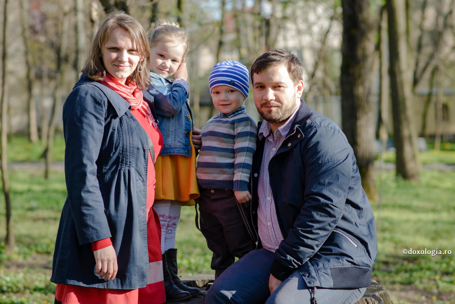 Copiii au nevoie, înainte de toate, de dragostea părinților / Foto: Oana Nechifor familie în natură