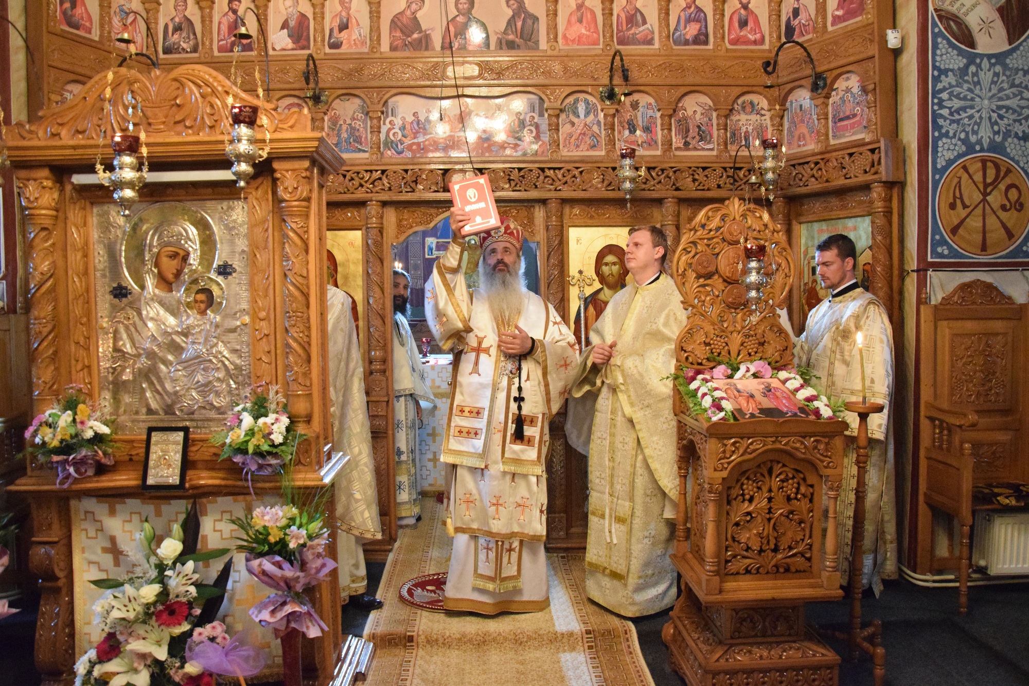Sfinții Apostoli Petru și Pavel, cinstiți la Mănăstirea Dumbrăvele prin Liturghie arhierească Sfinții Apostoli Petru și Pavel, cinstiți la Mănăstirea Dumbrăvele prin Liturghie arhierească