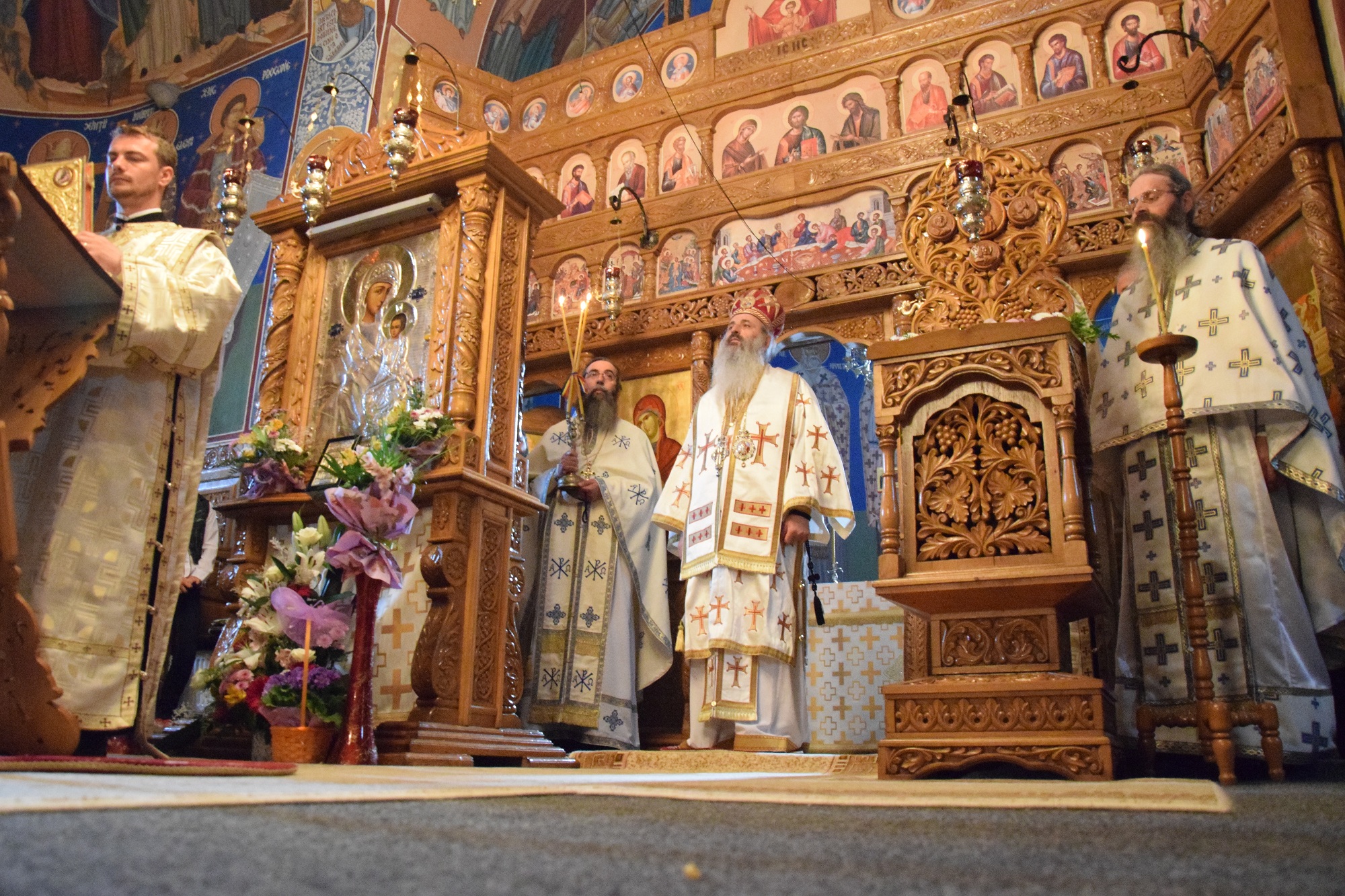 Sfinții Apostoli Petru și Pavel, cinstiți la Mănăstirea Dumbrăvele prin Liturghie arhierească Sfinții Apostoli Petru și Pavel, cinstiți la Mănăstirea Dumbrăvele prin Liturghie arhierească