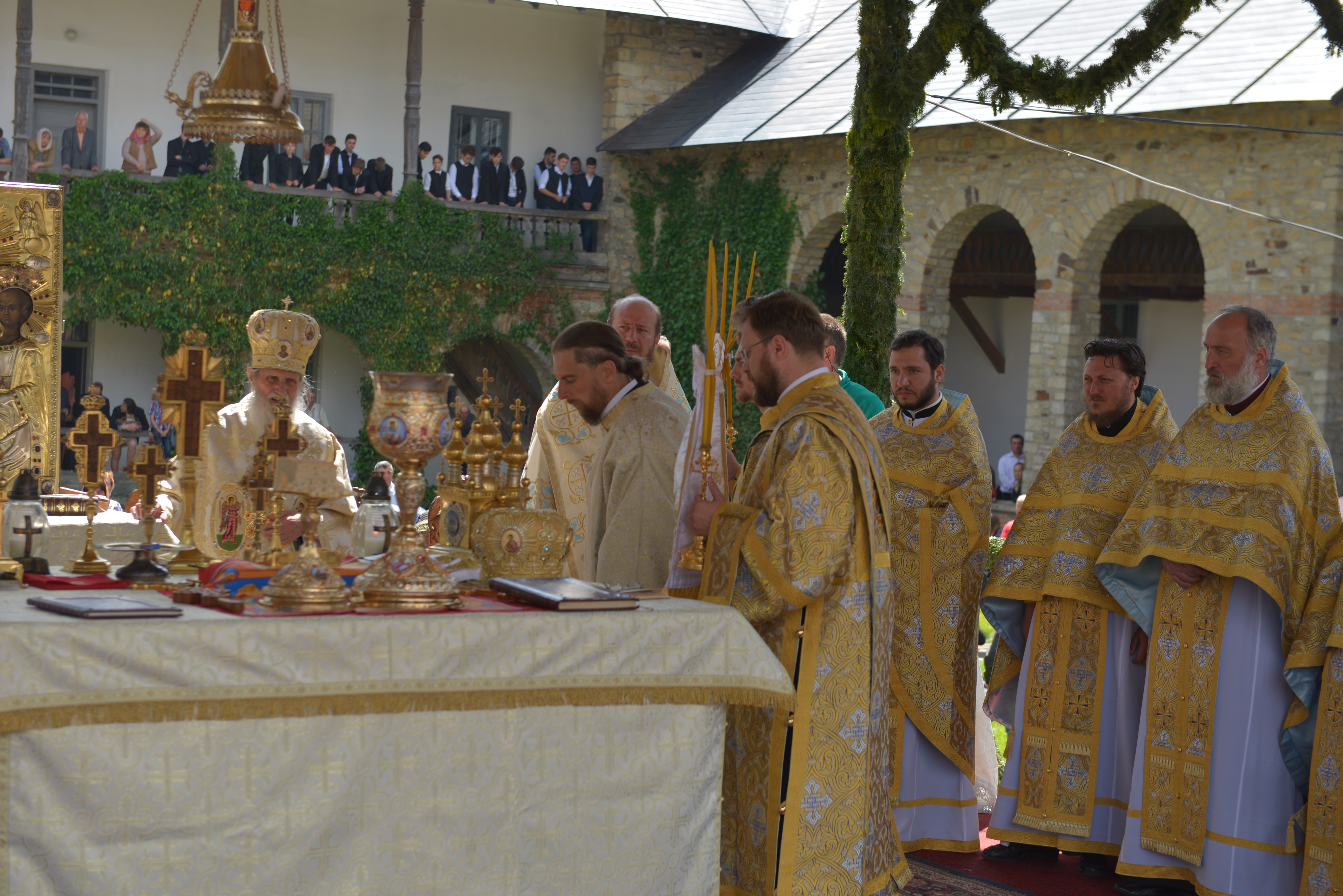 Mănăstirea Neamț și-a sărbătorit hramul în prezența a mii de credincioși Mănăstirea Neamț și-a sărbătorit hramul în prezența a mii de credincioși