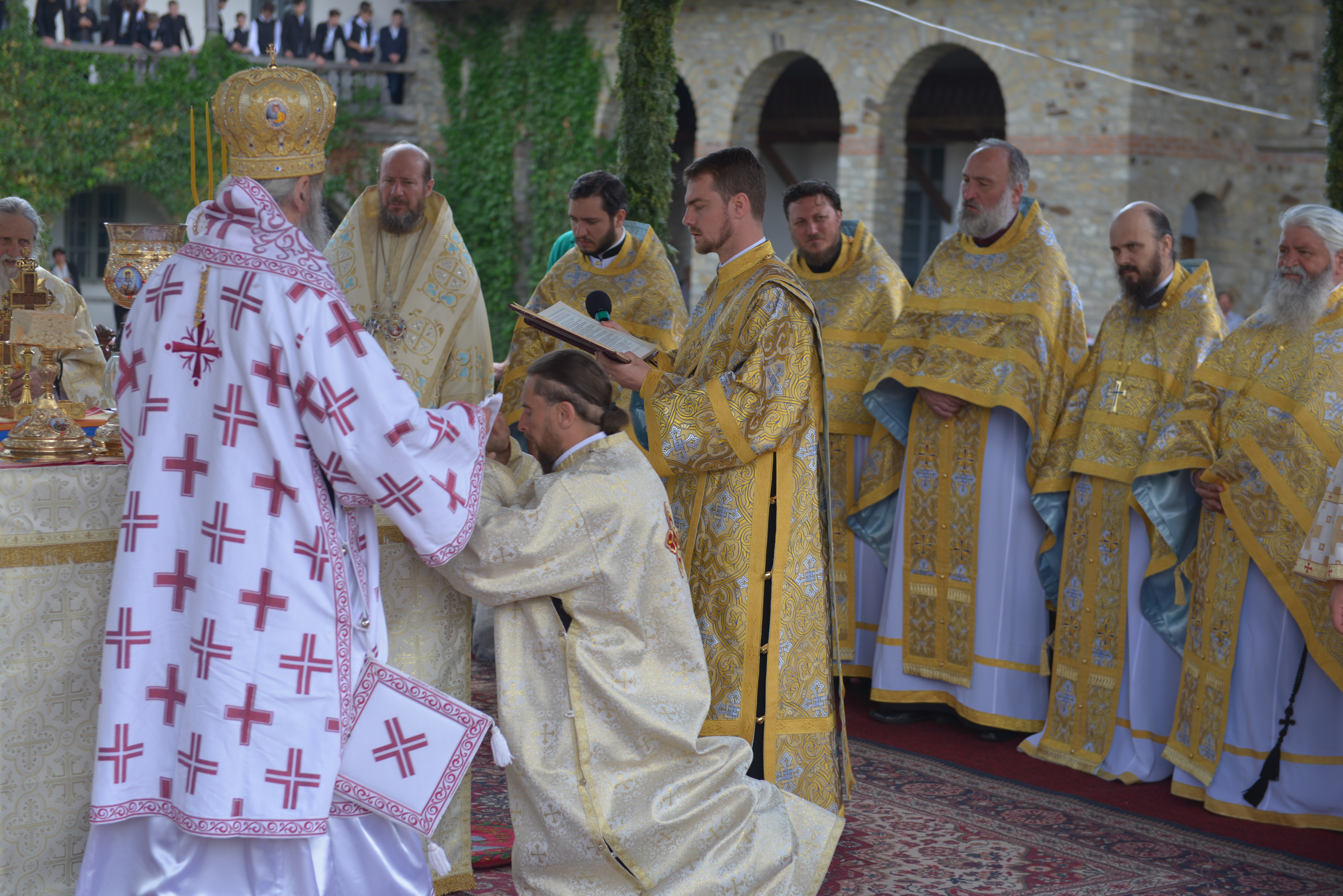 Mănăstirea Neamț și-a sărbătorit hramul în prezența a mii de credincioși Mănăstirea Neamț și-a sărbătorit hramul în prezența a mii de credincioși
