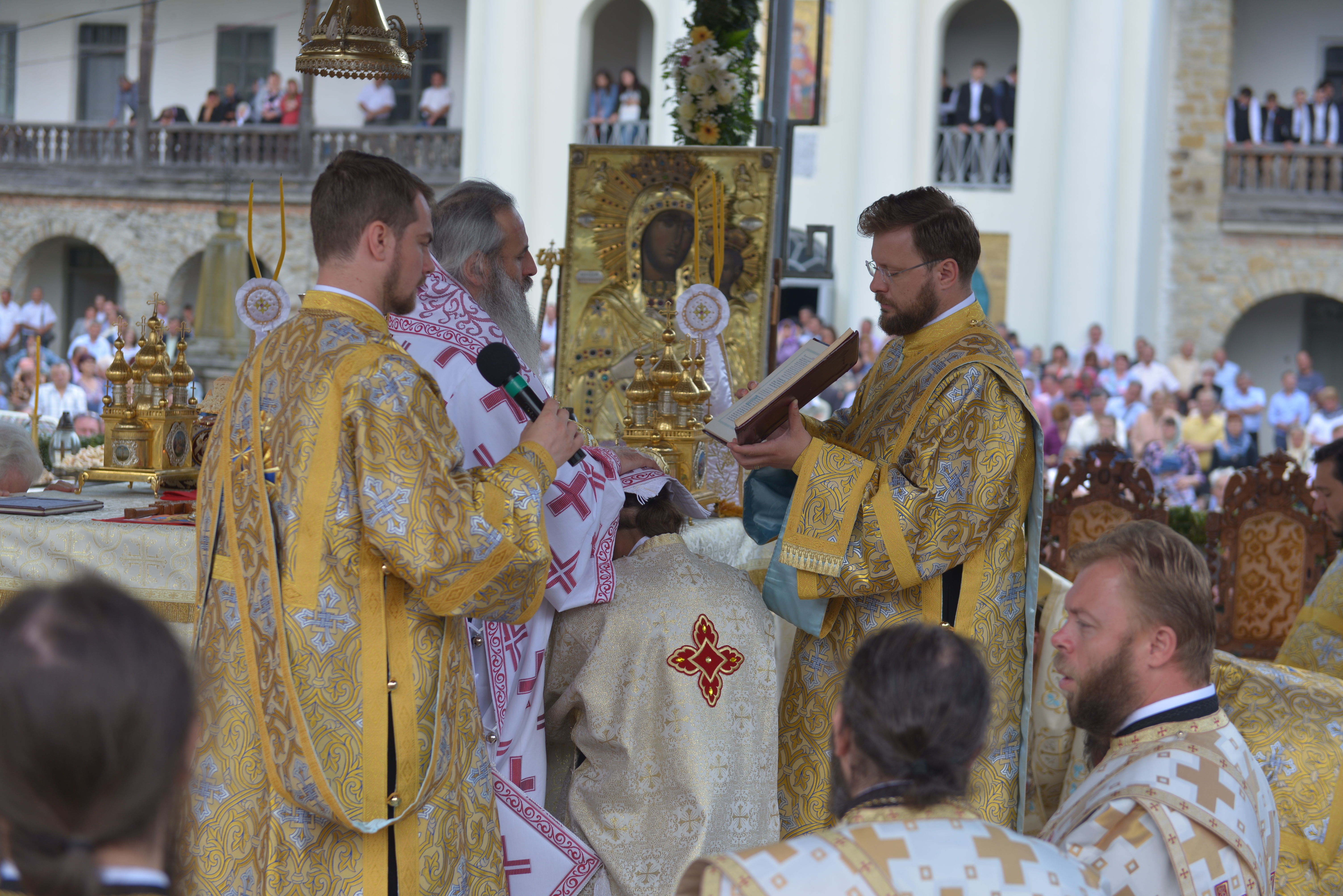 Mănăstirea Neamț și-a sărbătorit hramul în prezența a mii de credincioși Mănăstirea Neamț și-a sărbătorit hramul în prezența a mii de credincioși
