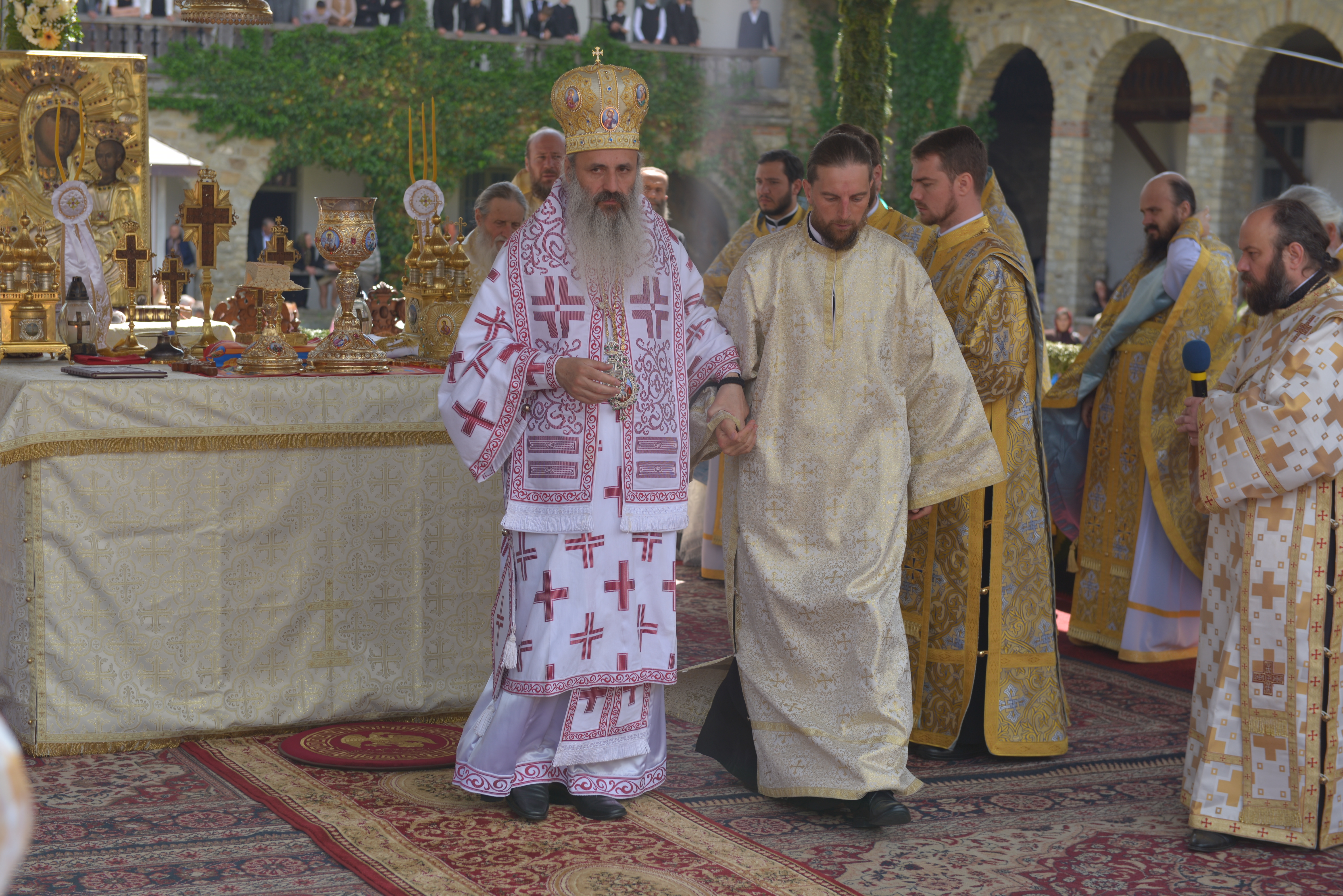 Mănăstirea Neamț și-a sărbătorit hramul în prezența a mii de credincioși Mănăstirea Neamț și-a sărbătorit hramul în prezența a mii de credincioși