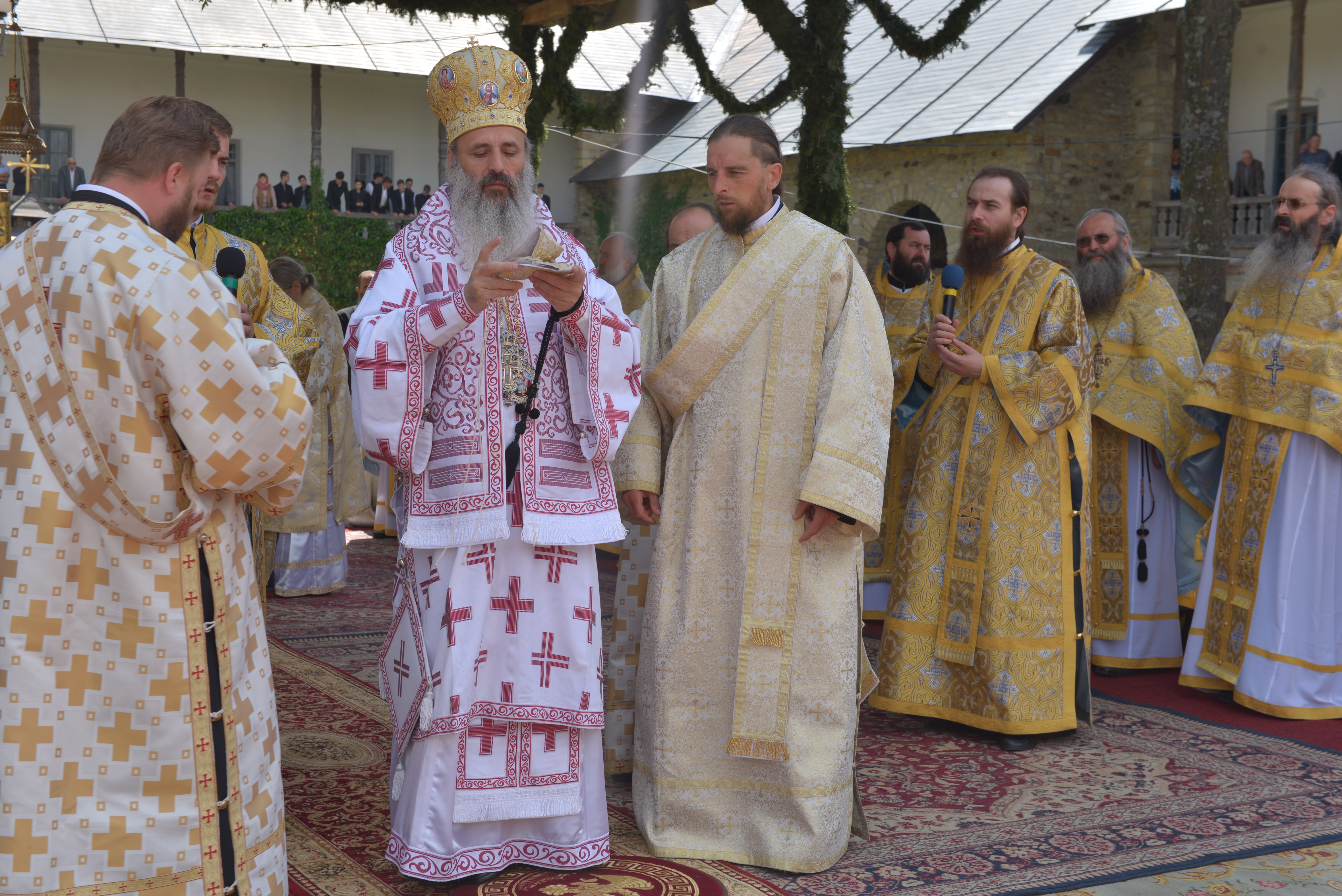 Mănăstirea Neamț și-a sărbătorit hramul în prezența a mii de credincioși Mănăstirea Neamț și-a sărbătorit hramul în prezența a mii de credincioși