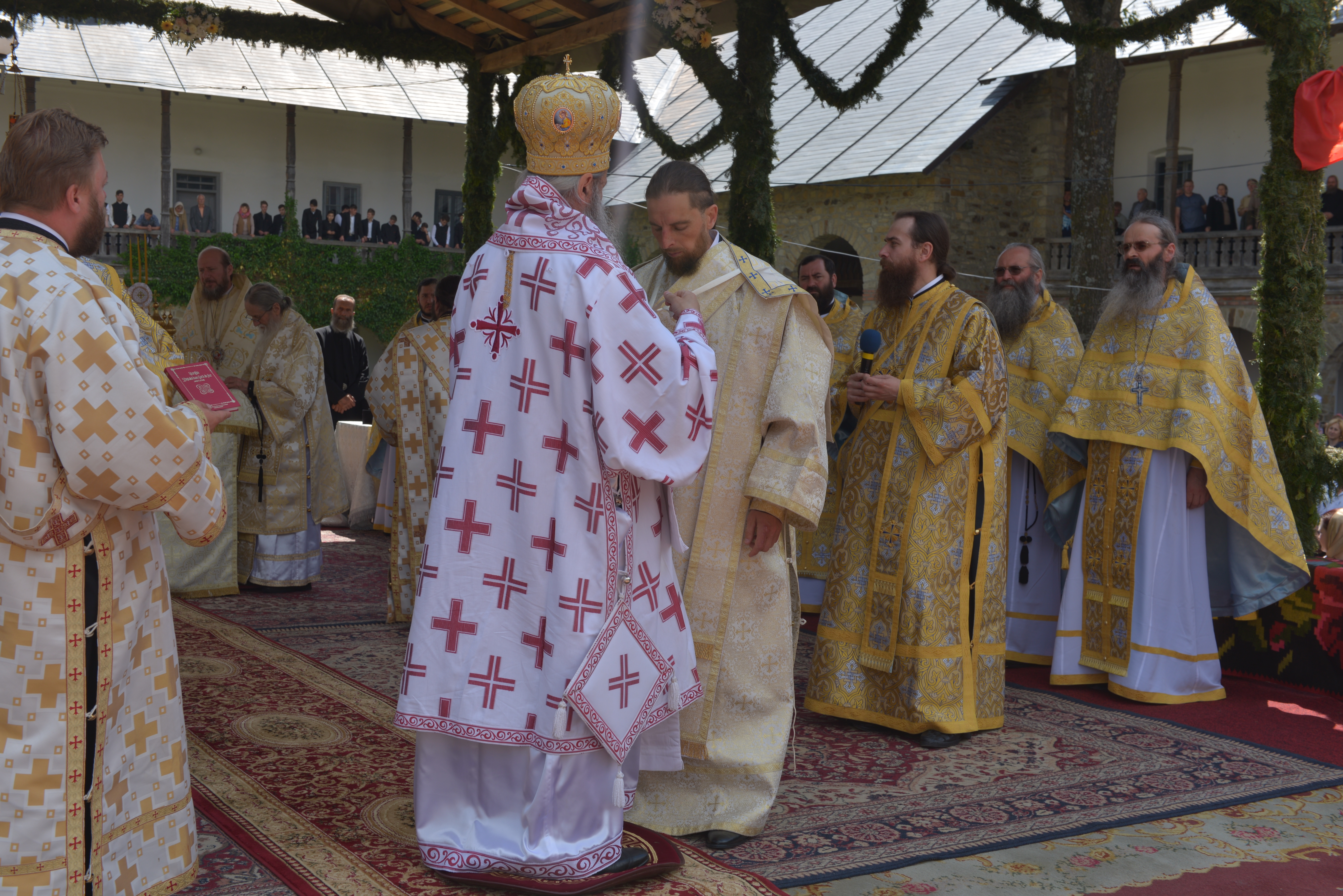 Mănăstirea Neamț și-a sărbătorit hramul în prezența a mii de credincioși Mănăstirea Neamț și-a sărbătorit hramul în prezența a mii de credincioși