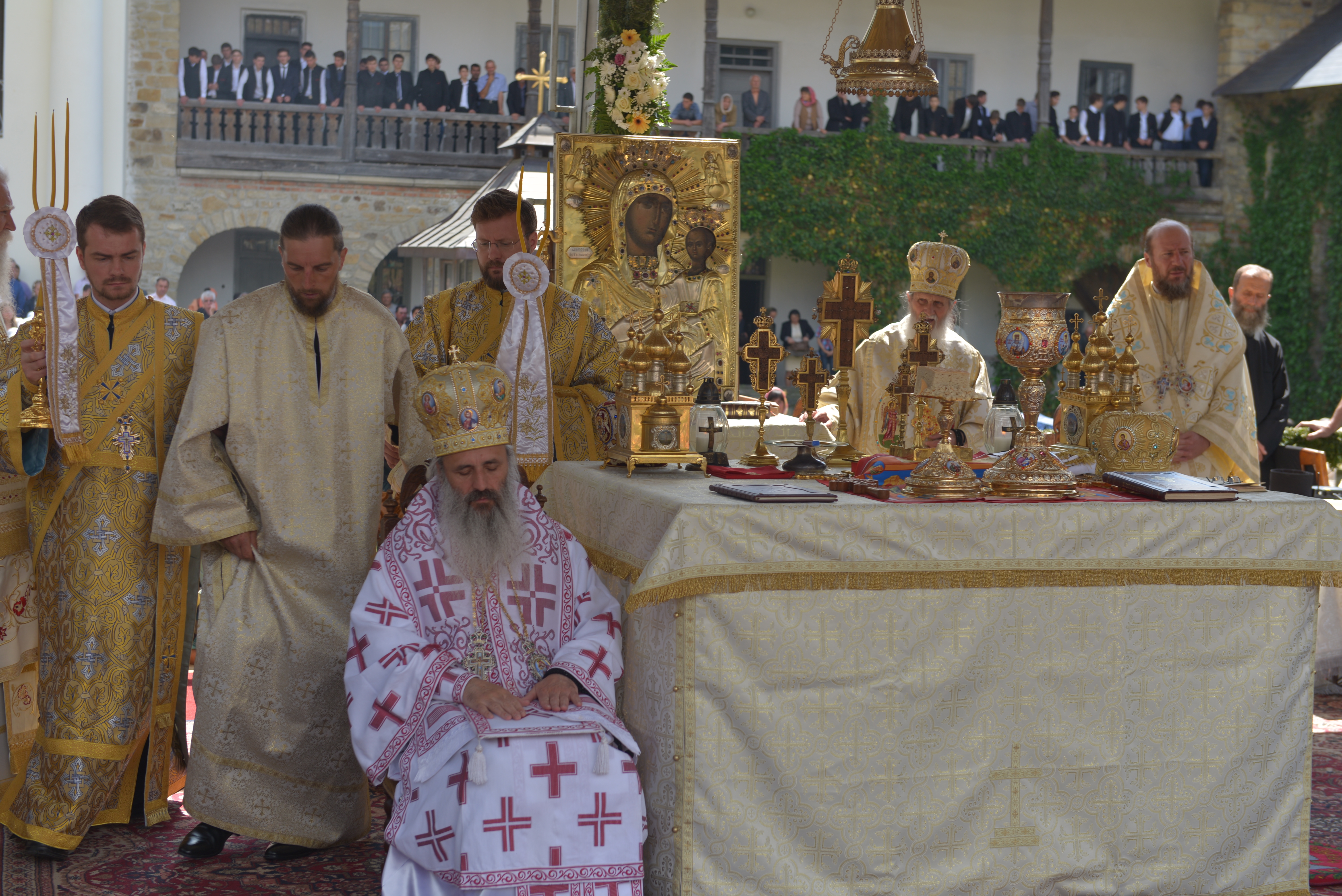 Mănăstirea Neamț și-a sărbătorit hramul în prezența a mii de credincioși Mănăstirea Neamț și-a sărbătorit hramul în prezența a mii de credincioși