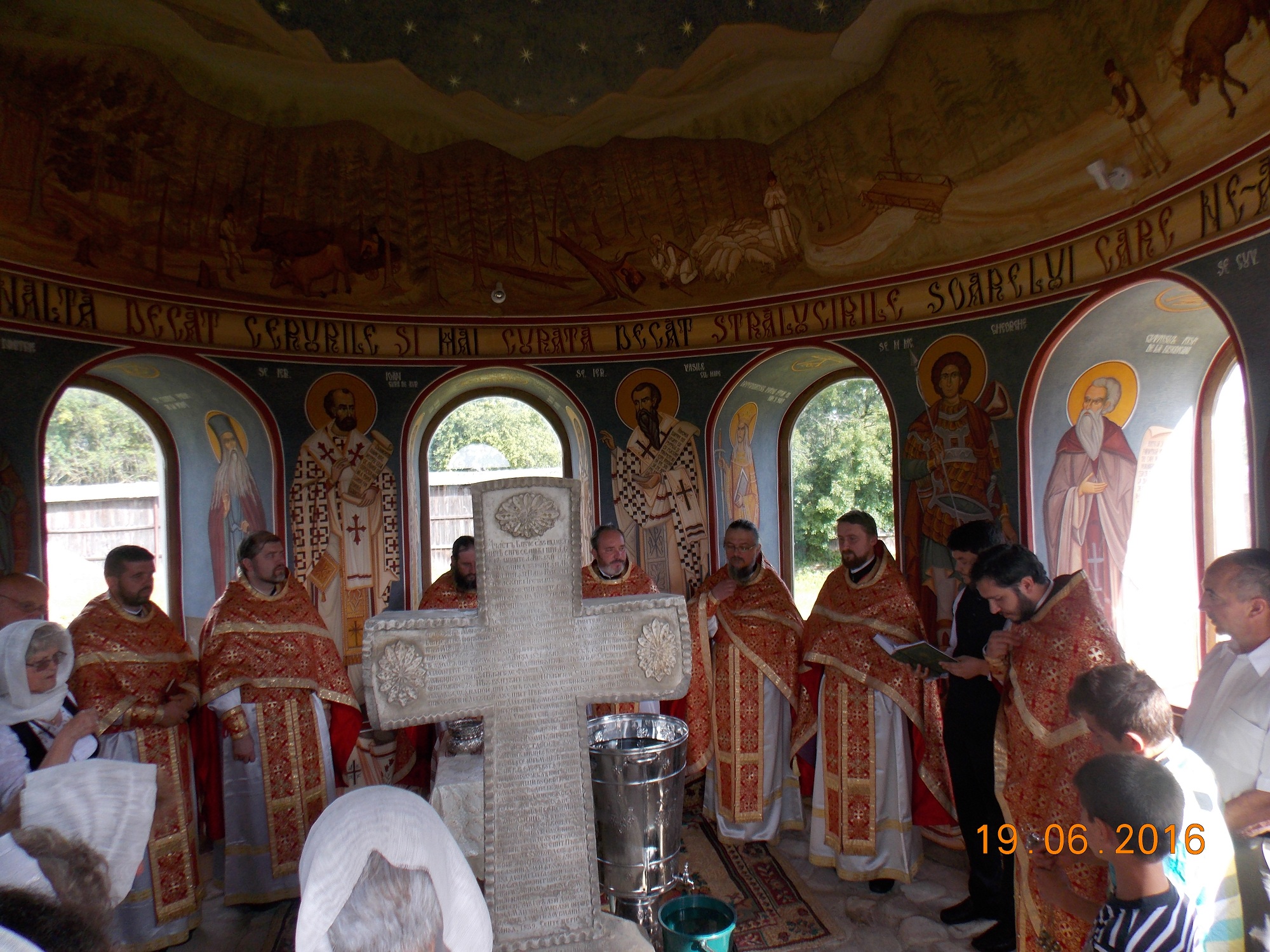 Sfânta Treime prăznuită la biserica maramureşeană din satul Mănăstirea Neamţ