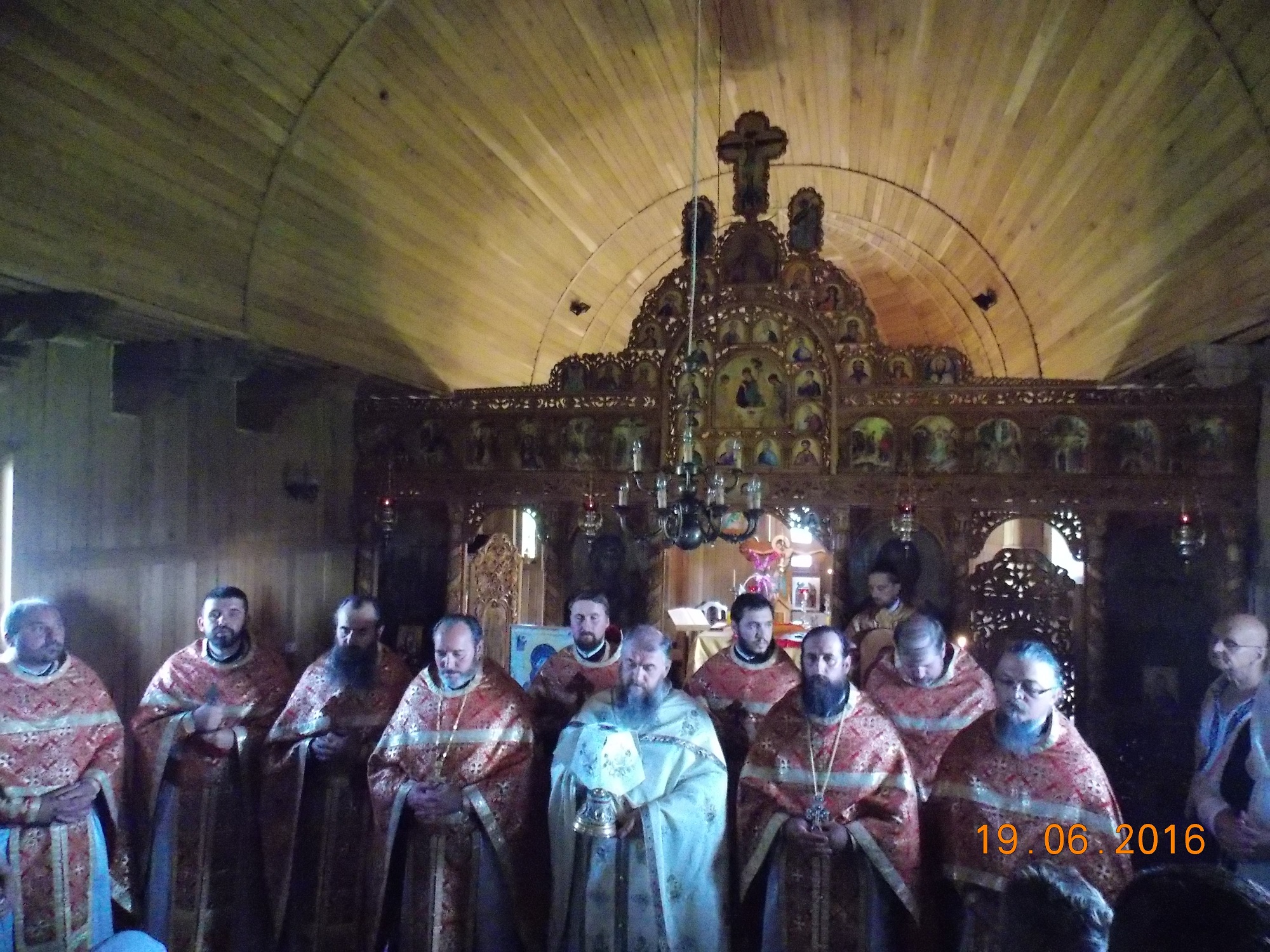 Sfânta Treime prăznuită la biserica maramureşeană din satul Mănăstirea Neamţ