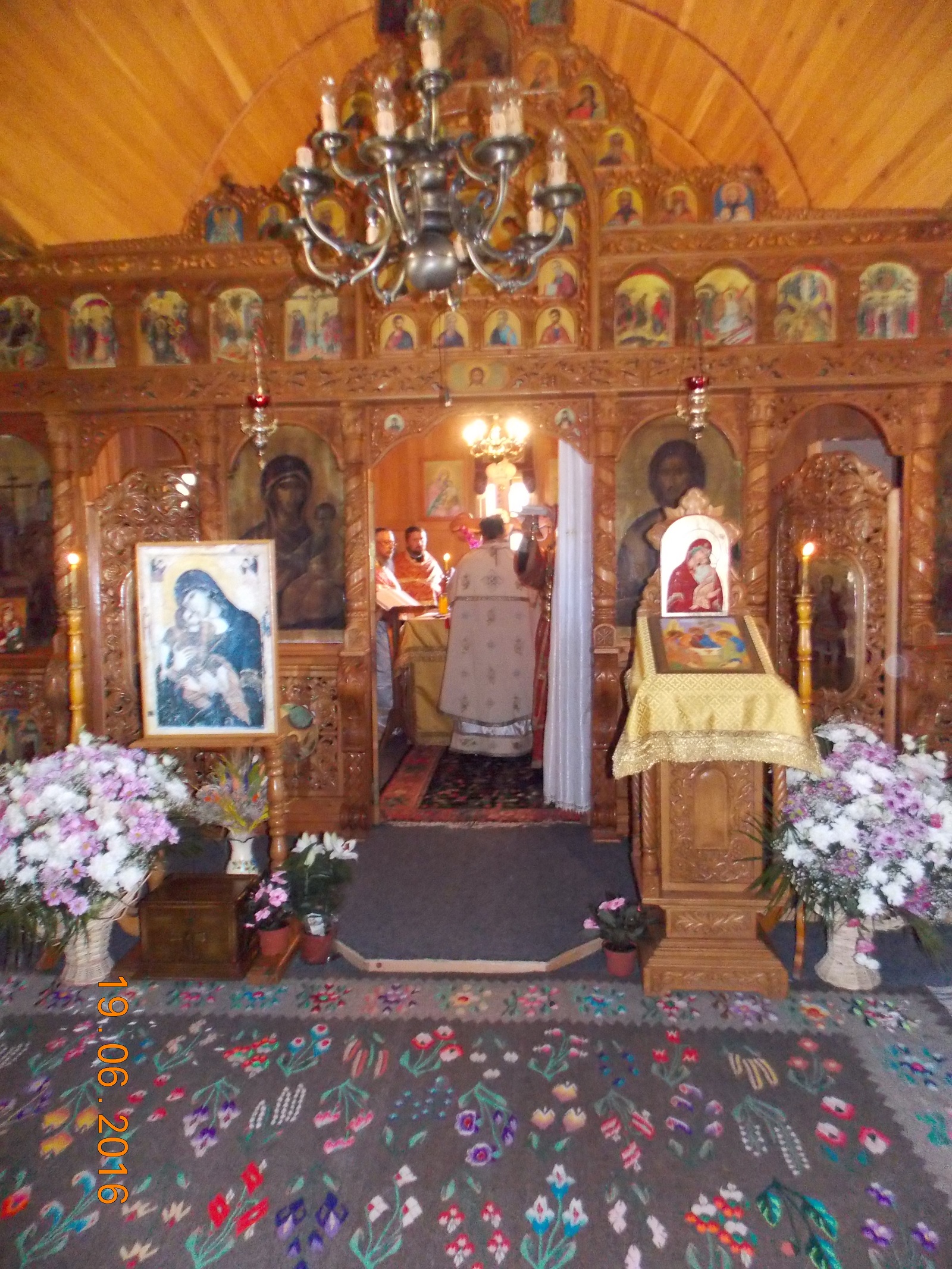 Sfânta Treime prăznuită la biserica maramureşeană din satul Mănăstirea Neamţ