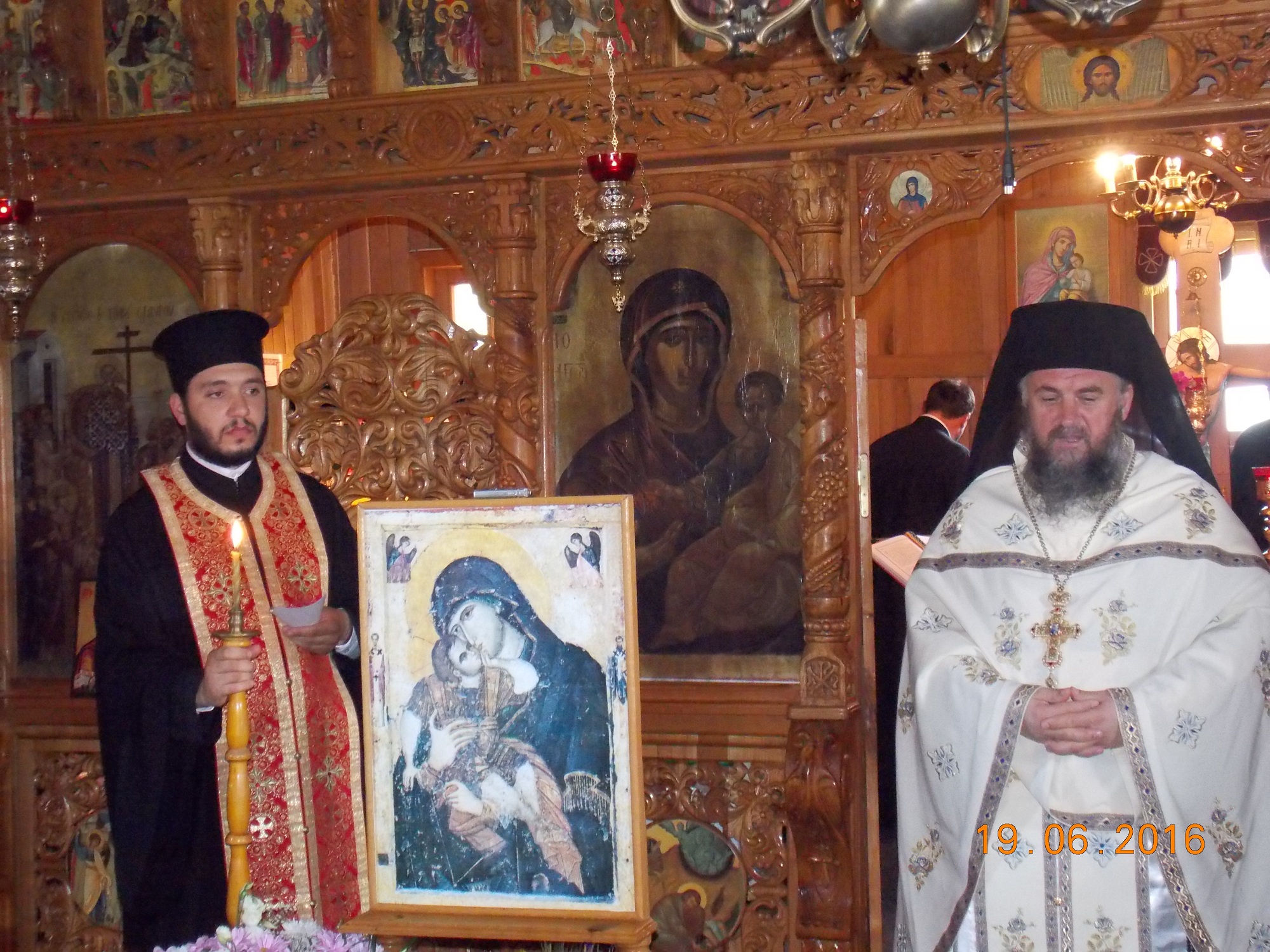 Sfânta Treime prăznuită la biserica maramureşeană din satul Mănăstirea Neamţ