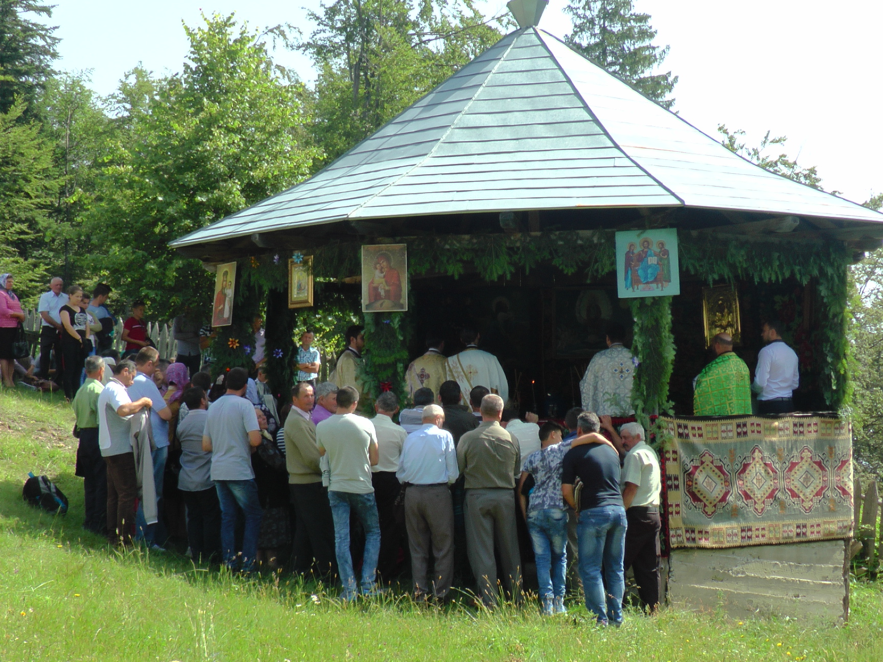 Schitul „Poiana Arşiţei“ din judeţul Suceava şi-a sărbătorit hramul