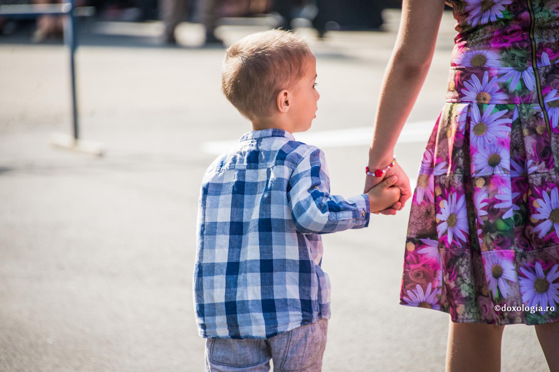 Sfaturi practice privind educația copiilor (I) / Foto: Oana Nechifor copil de mână cu mama