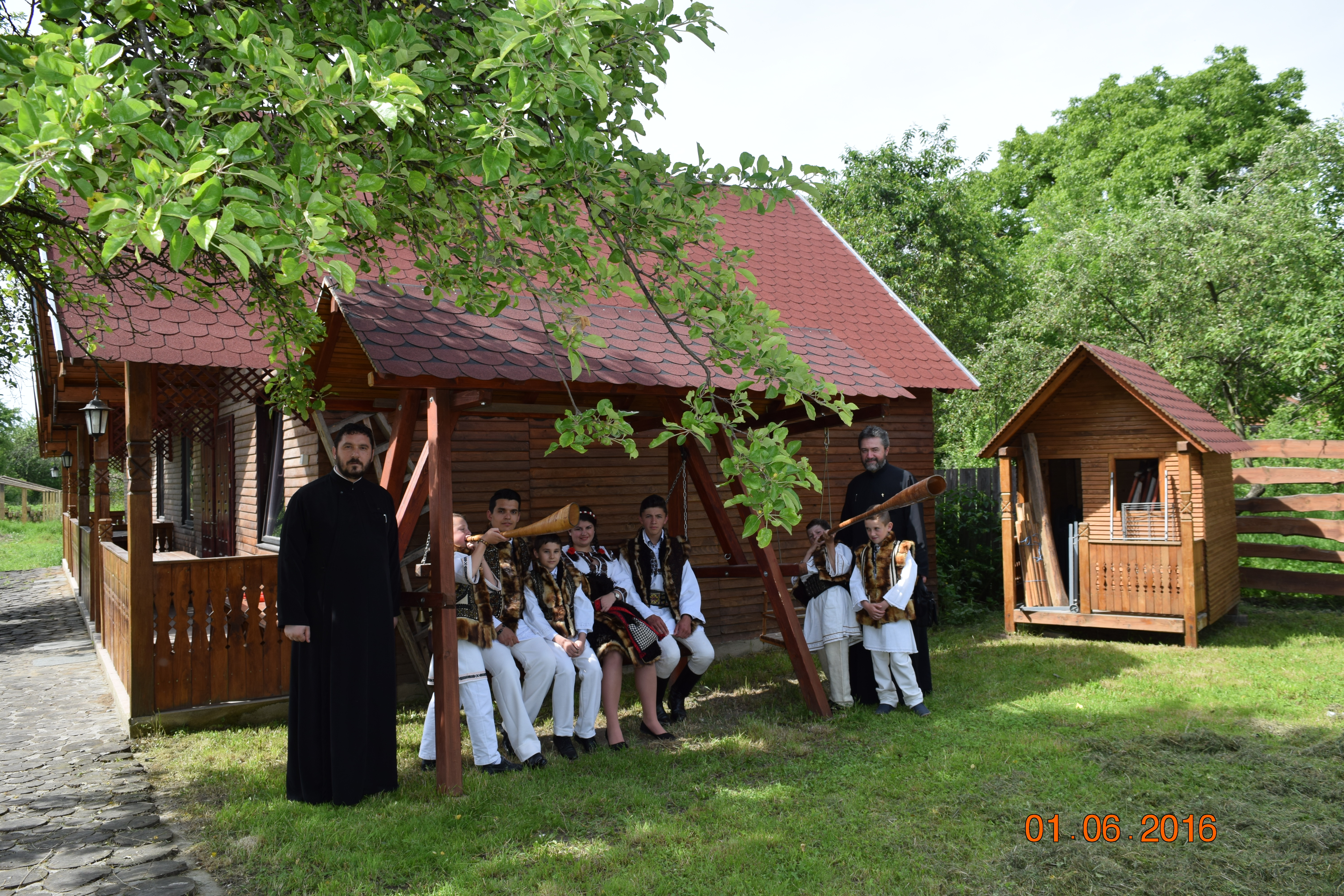 Înfrăţire între grupuri de tineri din Bucovina şi Ardeal