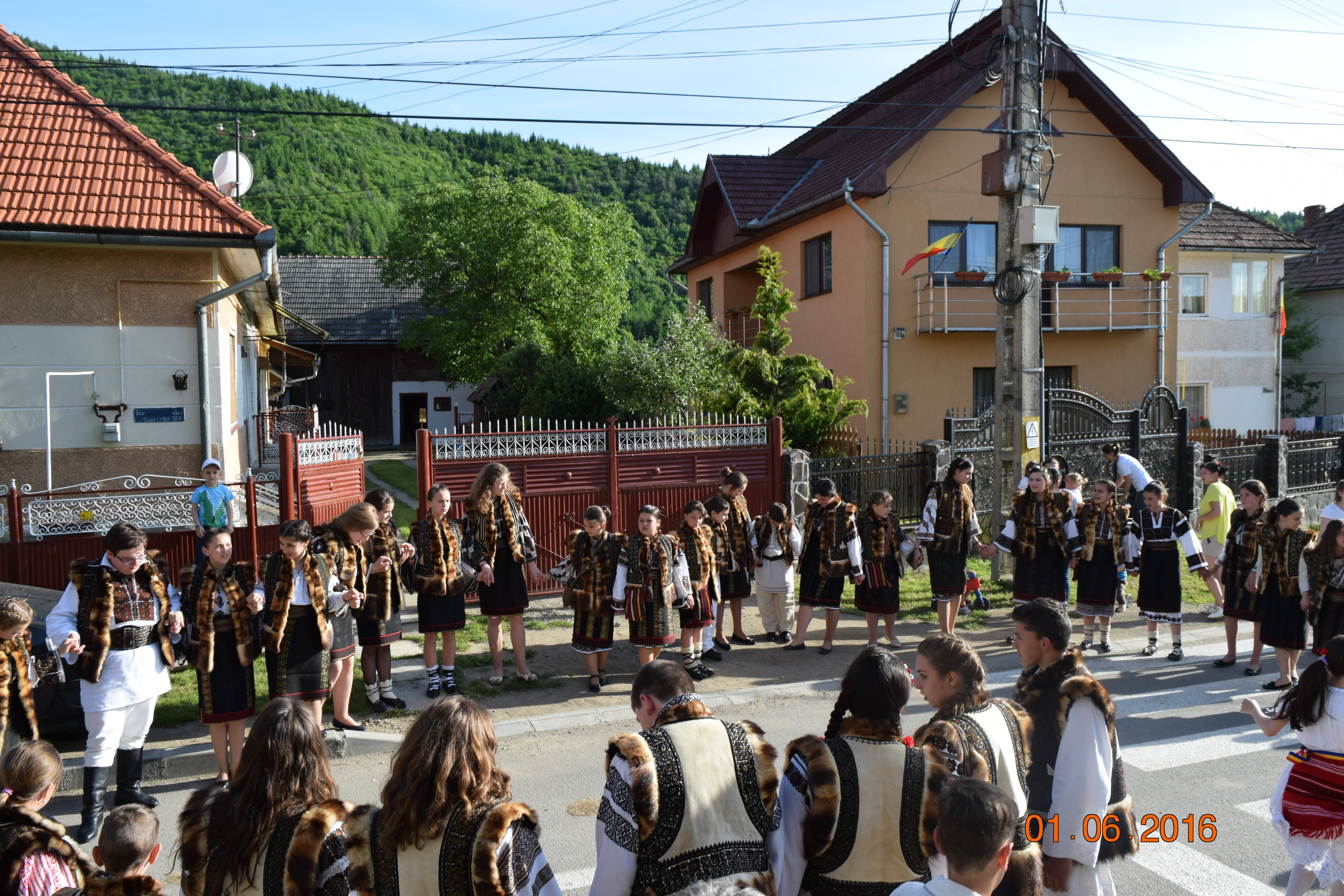 Înfrăţire între grupuri de tineri din Bucovina şi Ardeal