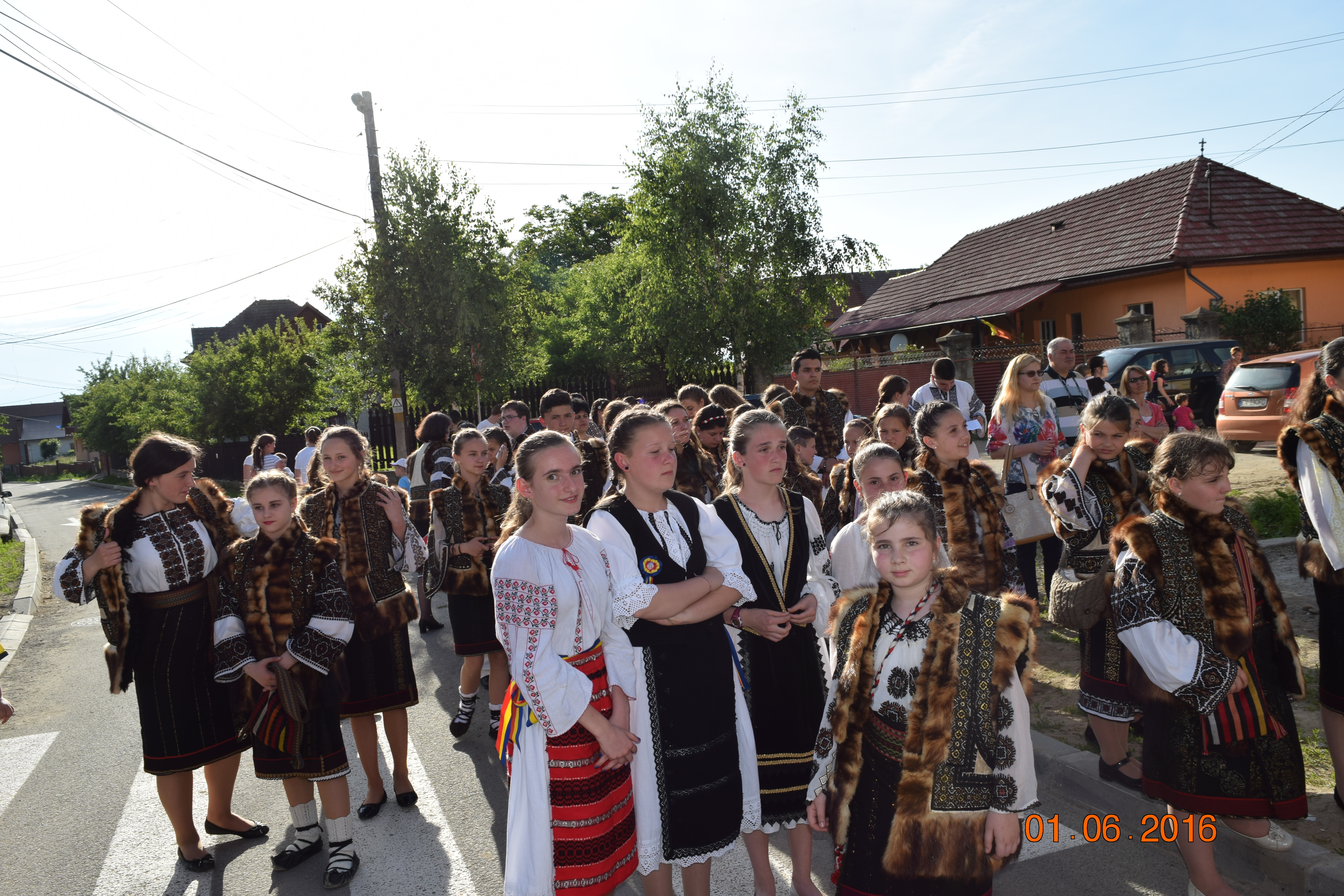 Înfrăţire între grupuri de tineri din Bucovina şi Ardeal
