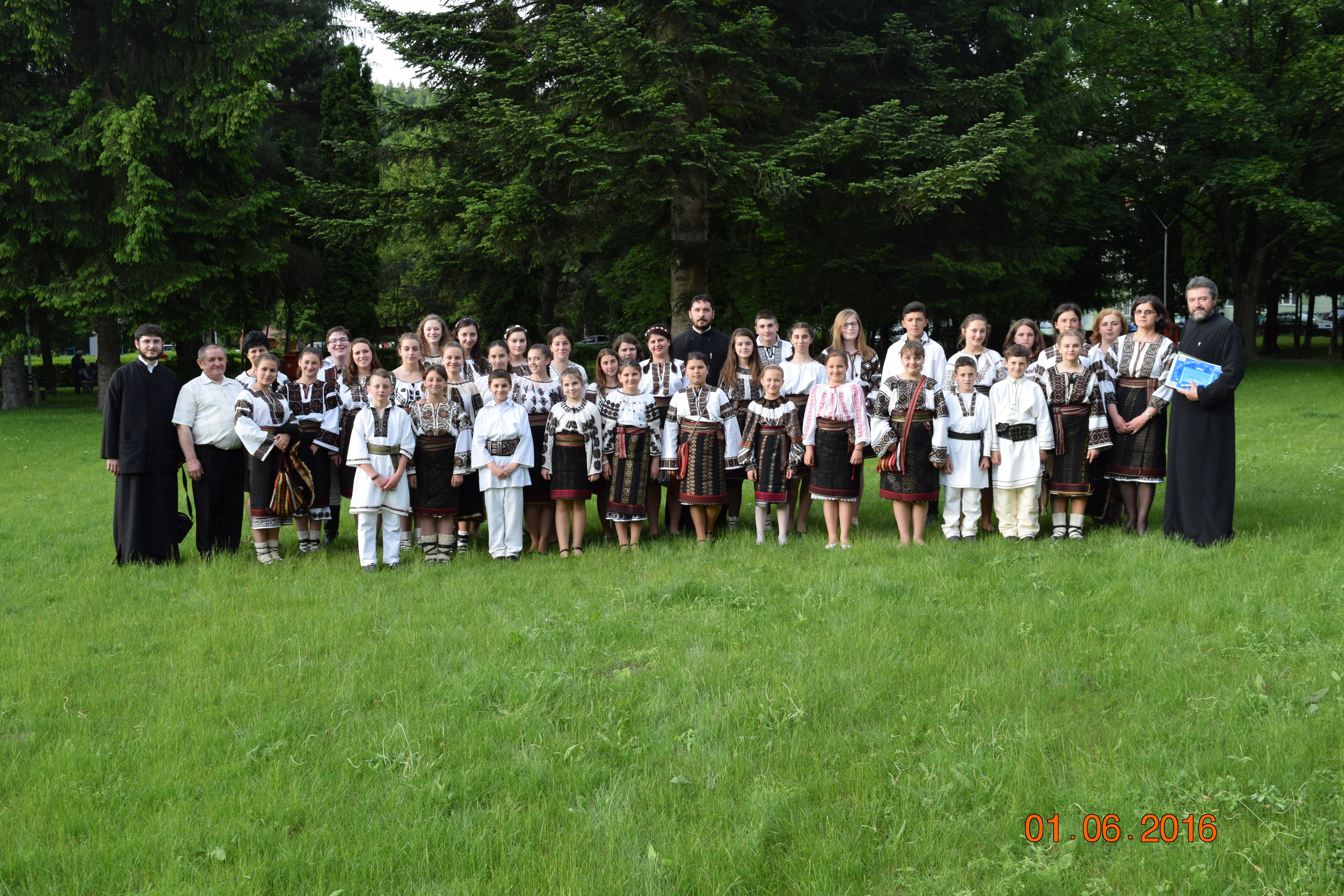 Înfrăţire între grupuri de tineri din Bucovina şi Ardeal