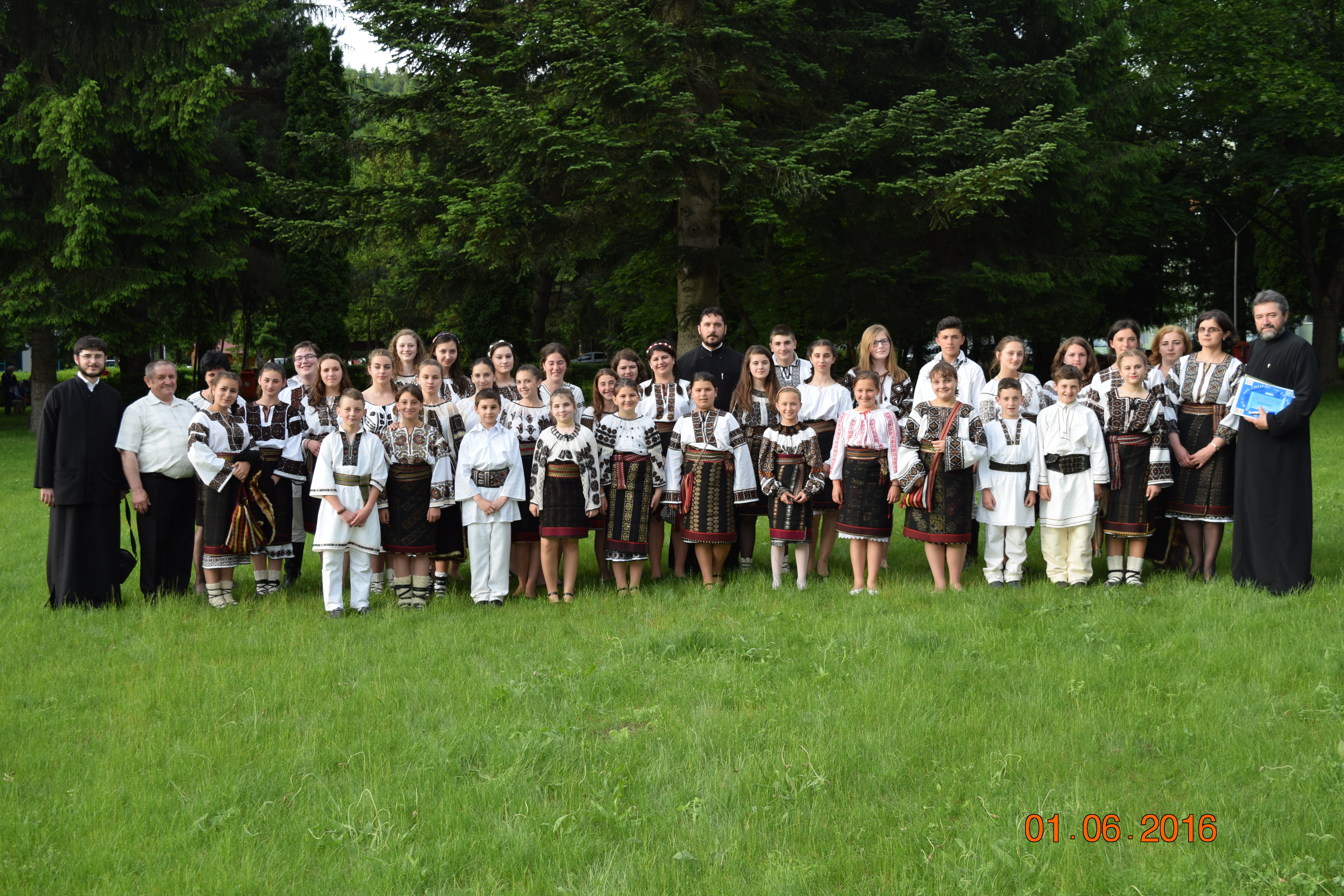 Înfrăţire între grupuri de tineri din Bucovina şi Ardeal