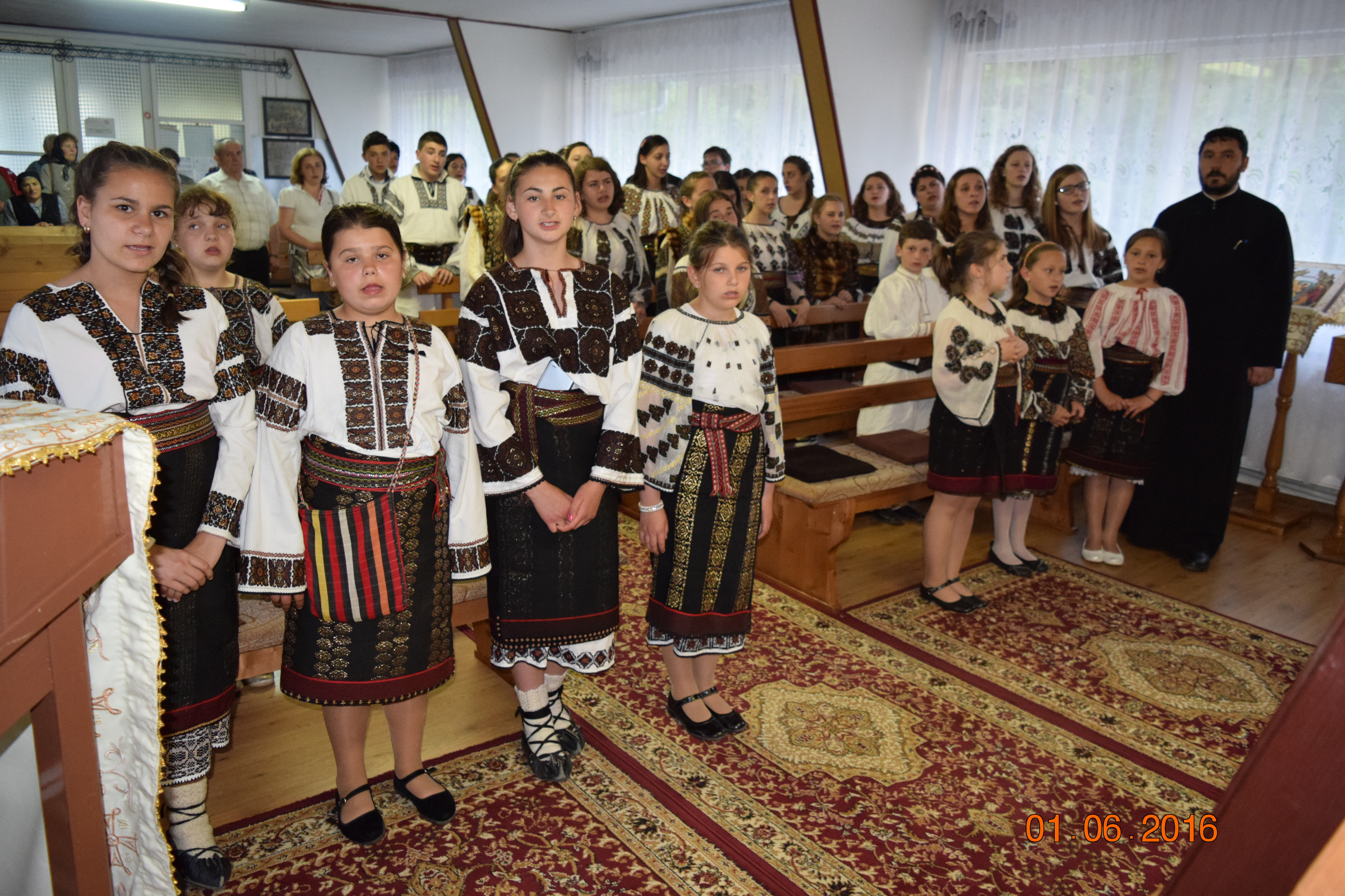 Înfrăţire între grupuri de tineri din Bucovina şi Ardeal