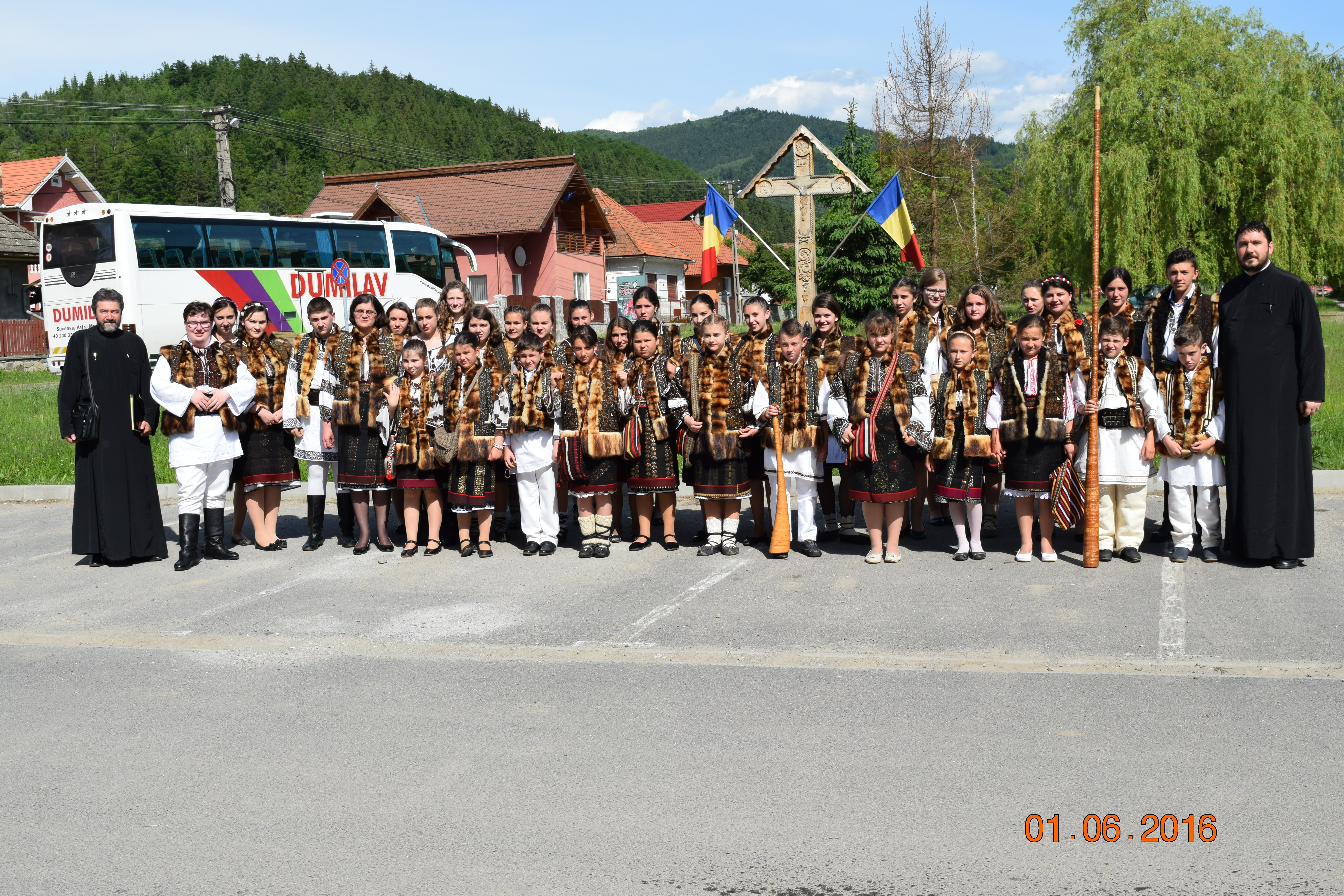 Înfrăţire între grupuri de tineri din Bucovina şi Ardeal