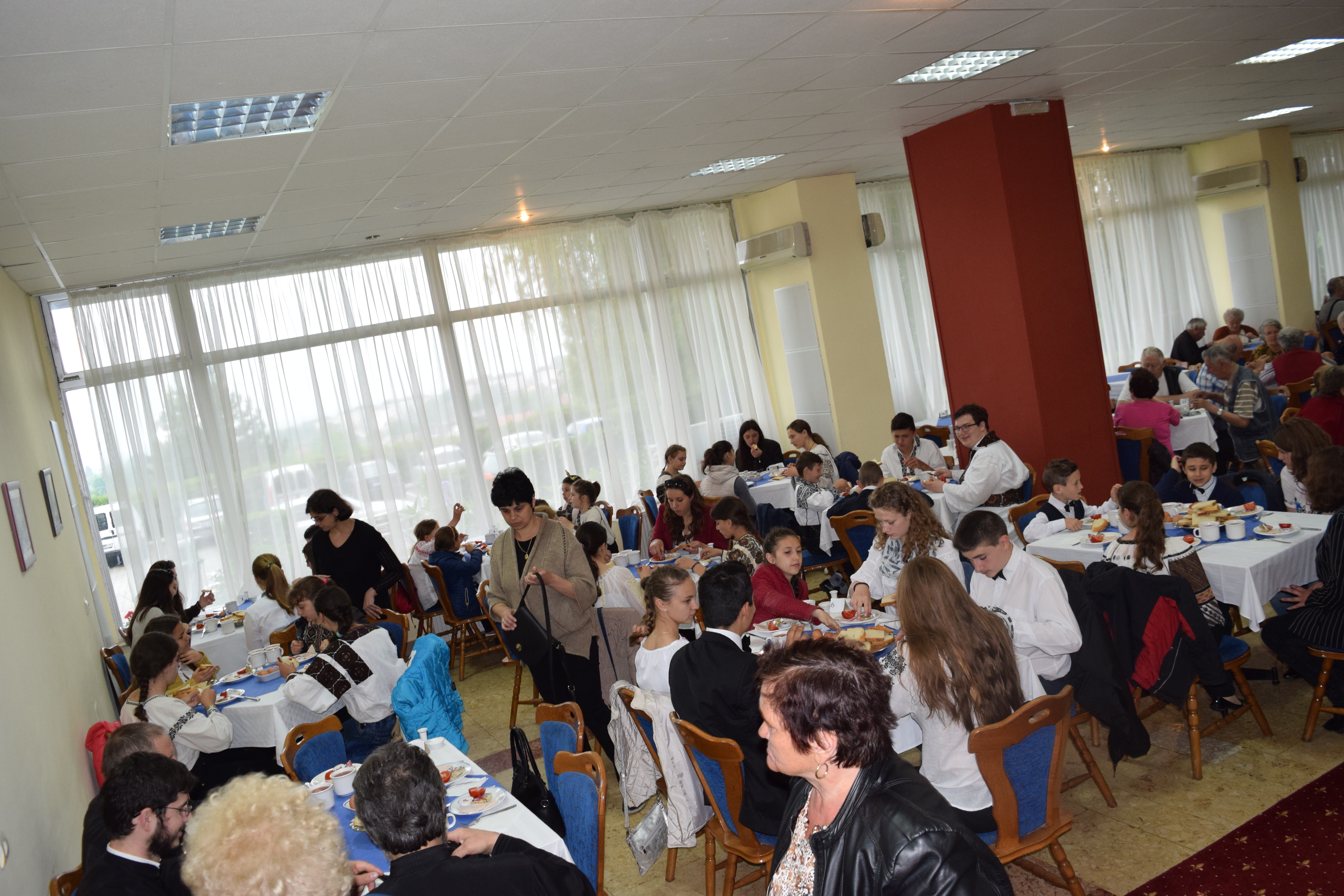 Înfrăţire între grupuri de tineri din Bucovina şi Ardeal