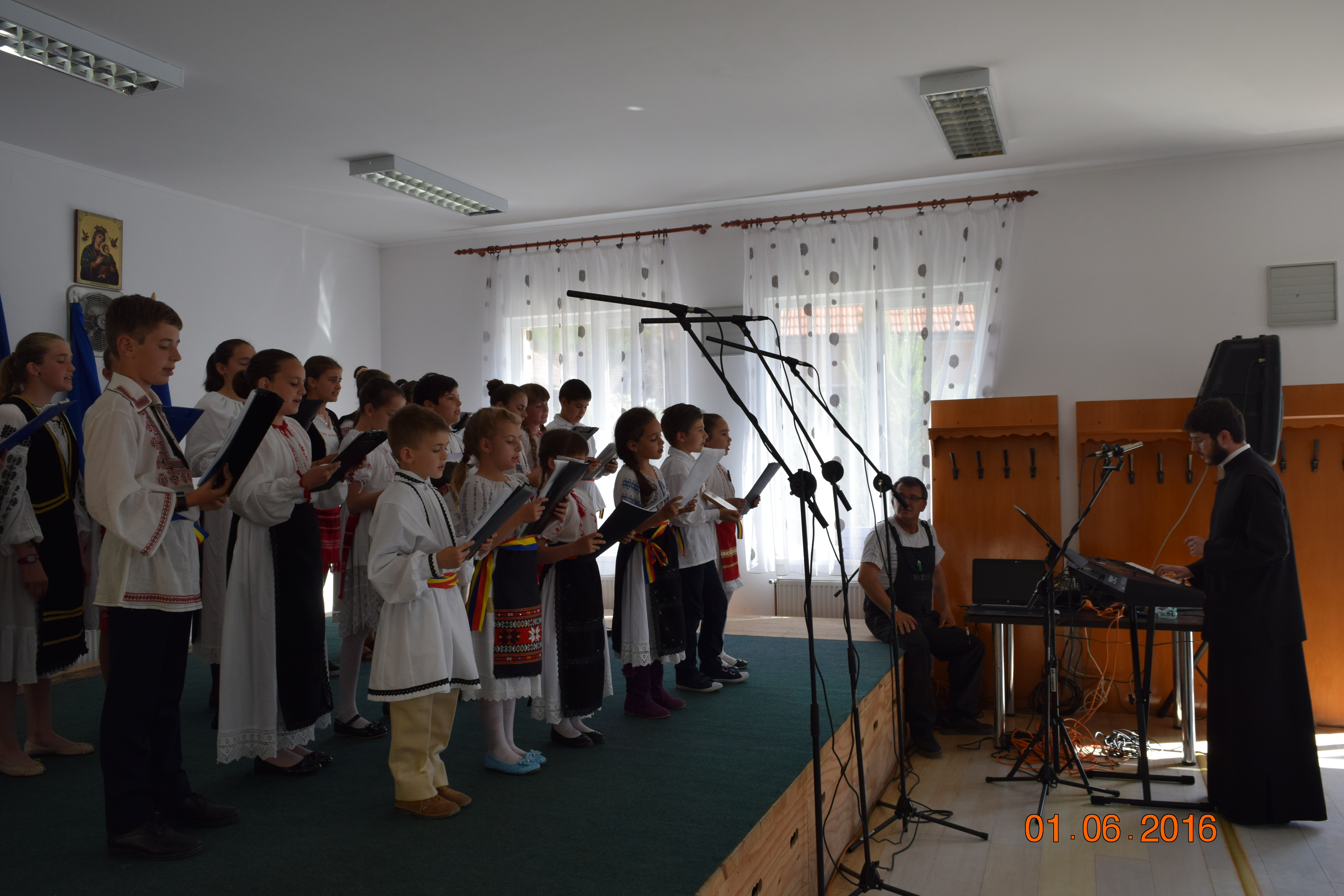 Înfrăţire între grupuri de tineri din Bucovina şi Ardeal