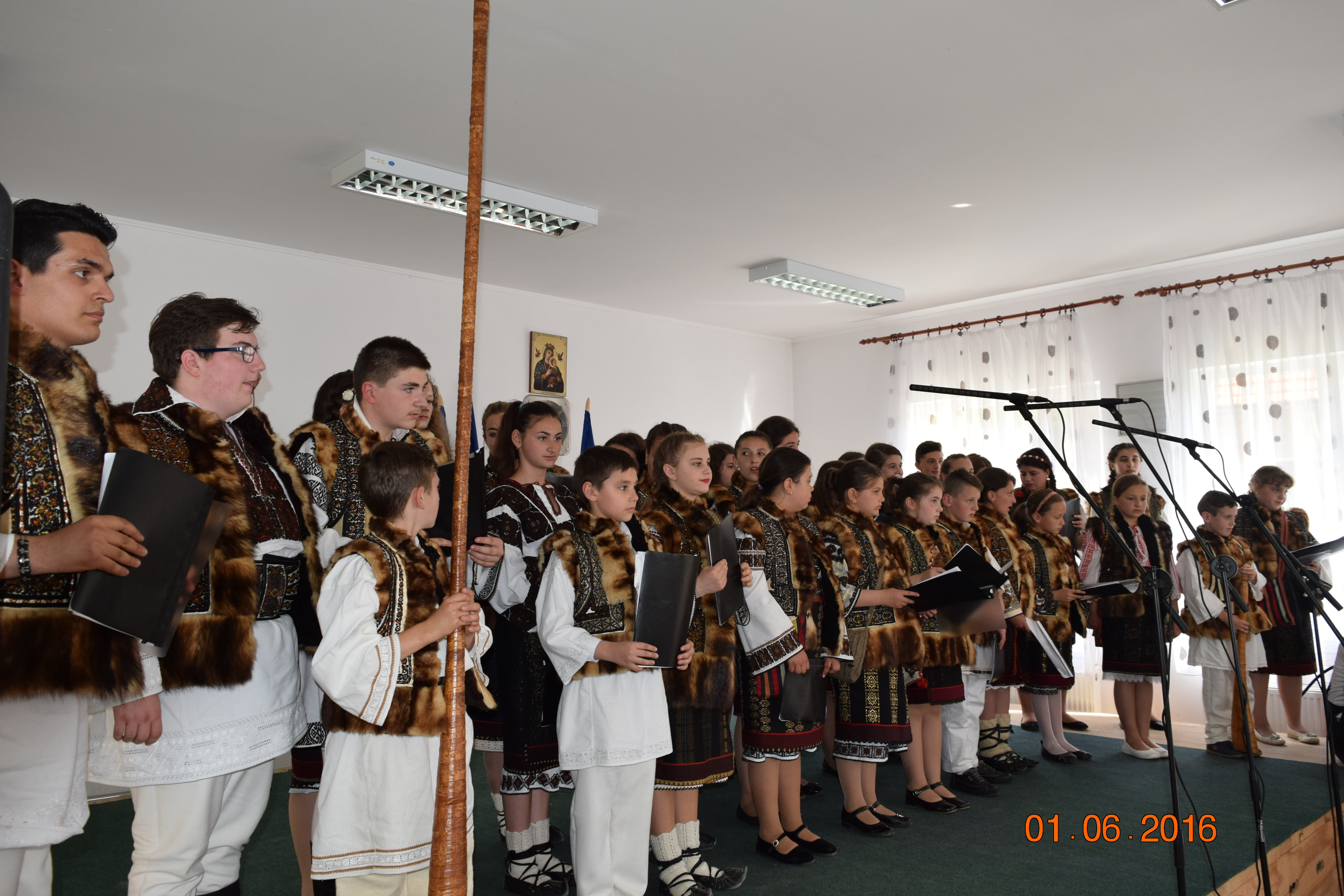 Înfrăţire între grupuri de tineri din Bucovina şi Ardeal