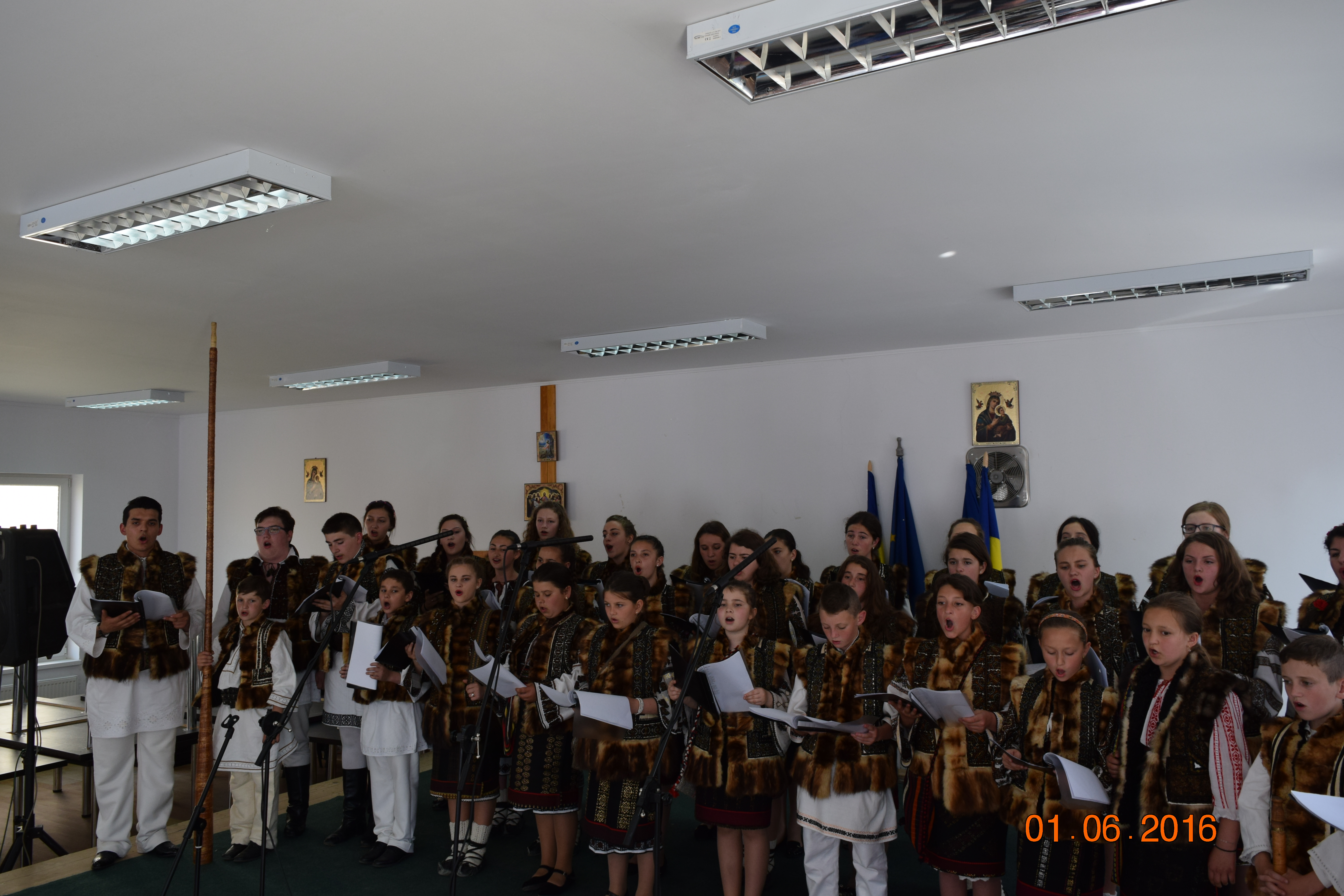 Înfrăţire între grupuri de tineri din Bucovina şi Ardeal