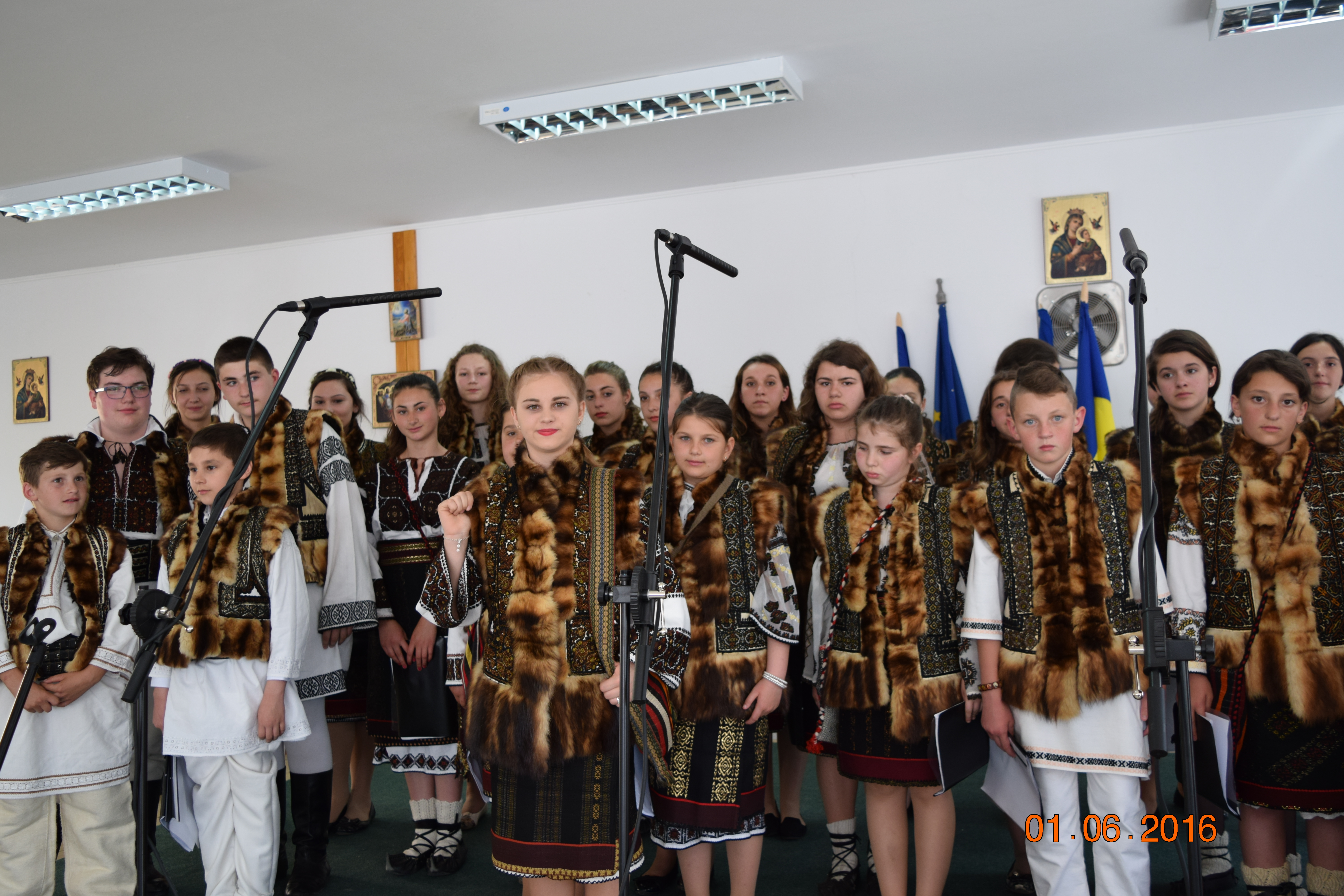 Înfrăţire între grupuri de tineri din Bucovina şi Ardeal