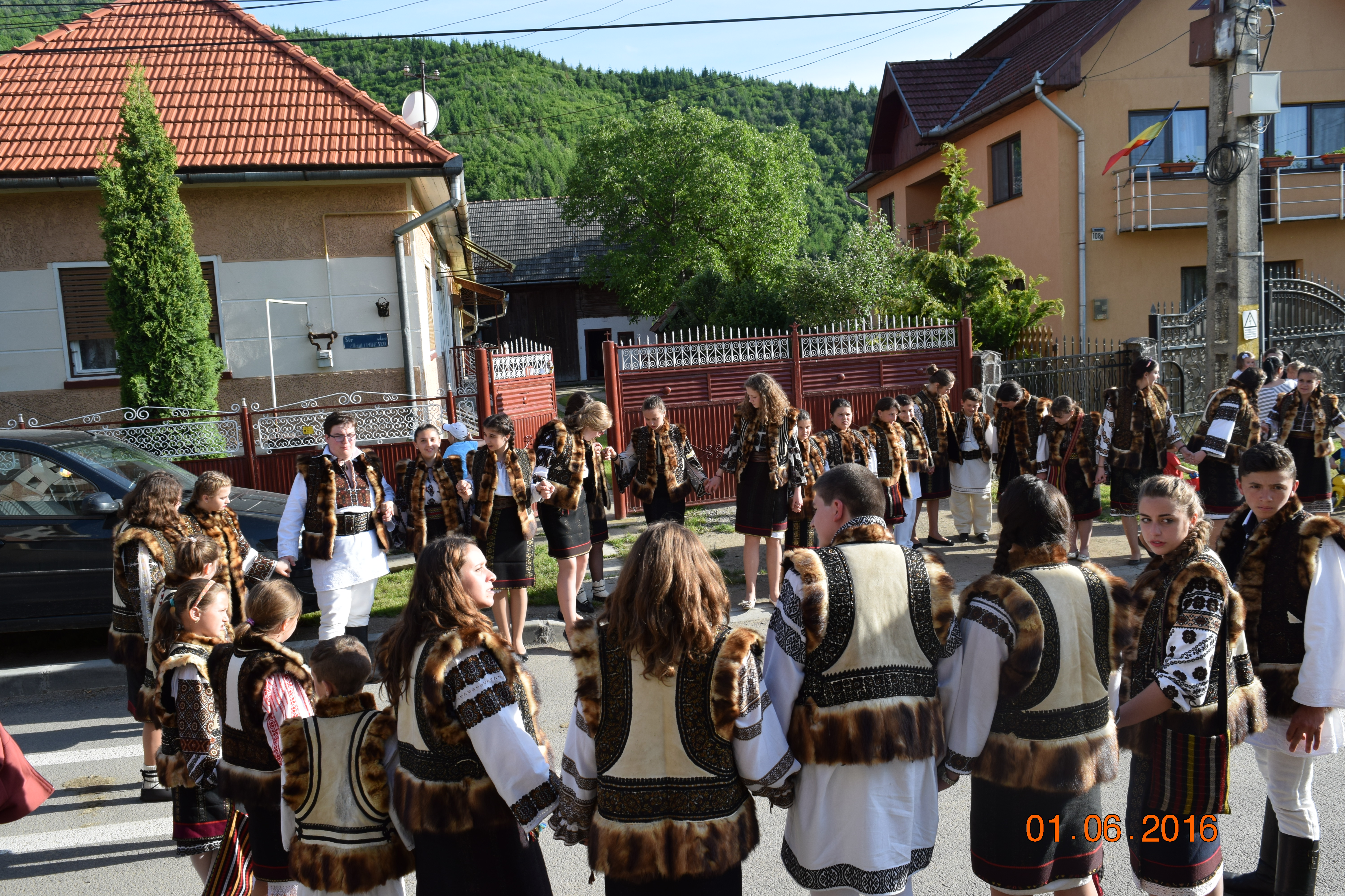 Înfrăţire între grupuri de tineri din Bucovina şi Ardeal