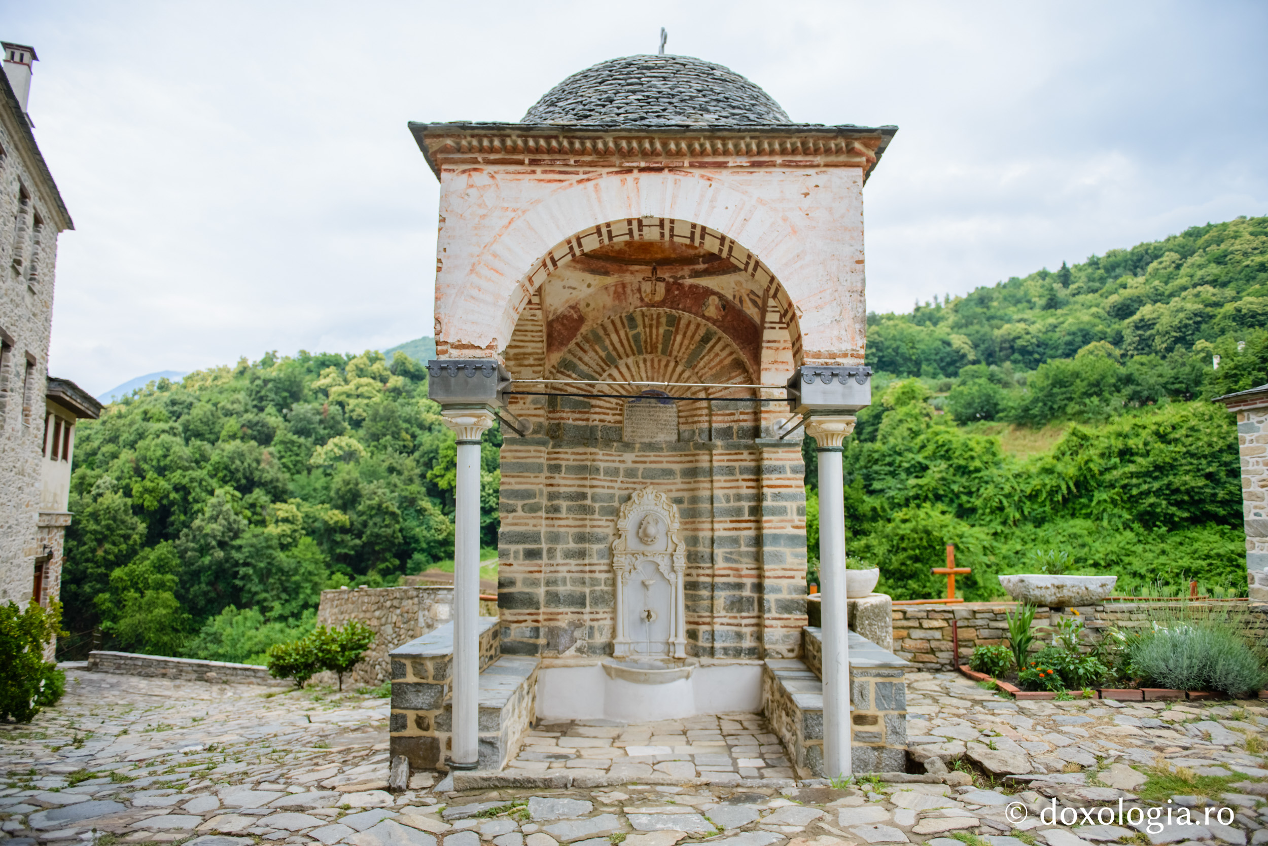 Cișmeaua acoperită cu o boltă (1801), care este folosită ca agheasmatar la hramuri / Foto: Pr. Silviu Cluci cișmea Mănăstirea Caracalu
