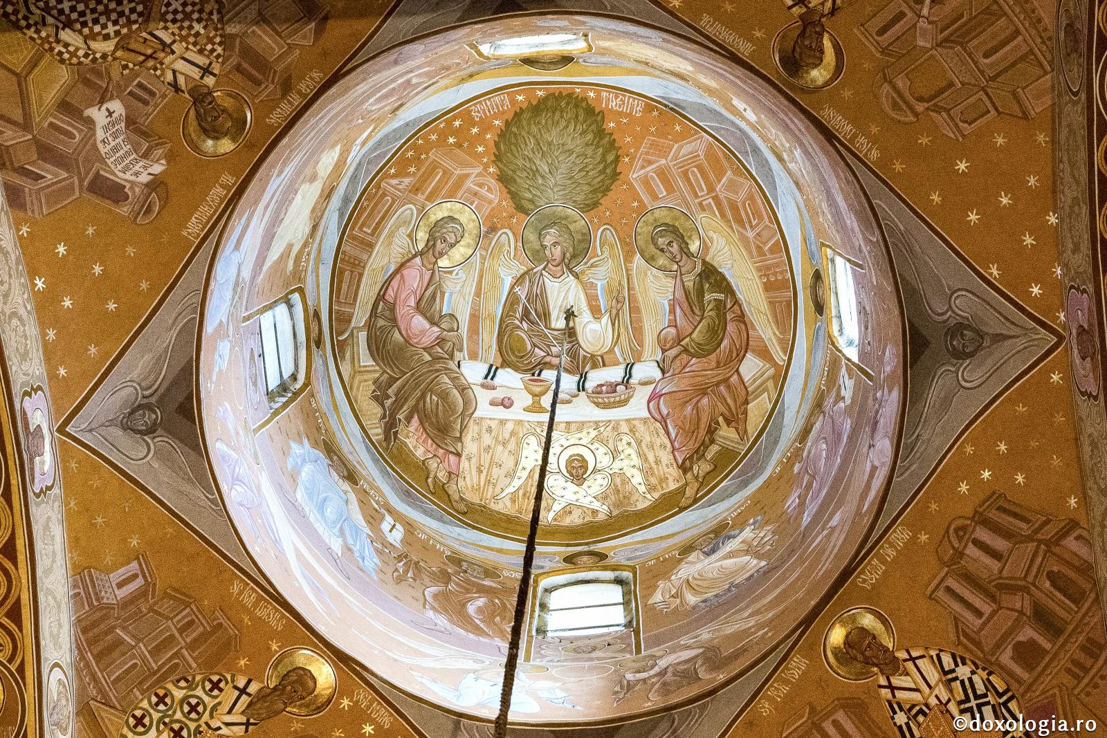 Noi credem într-un Dumnezeu Viu și Adevărat