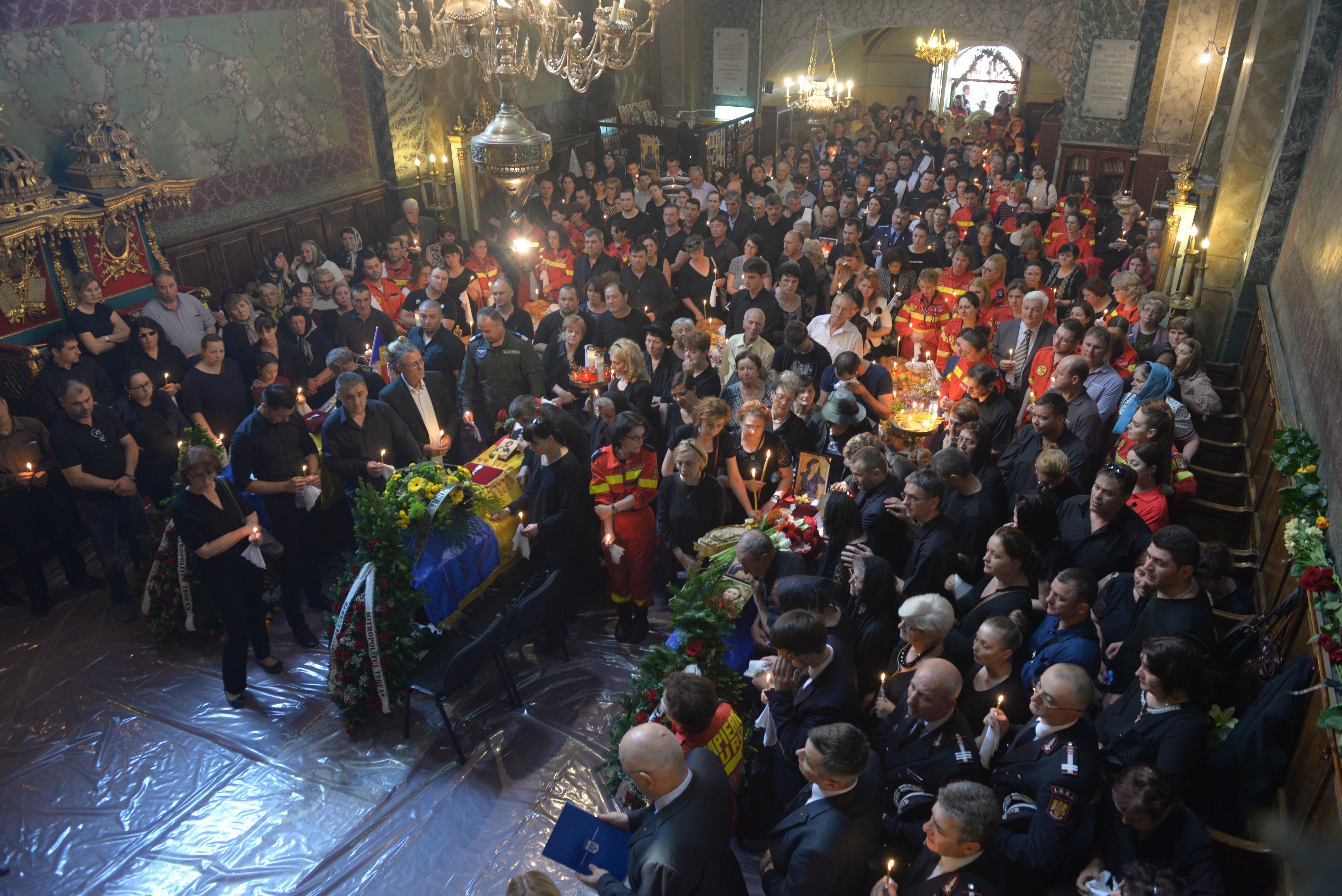 (VIDEO) Eroii SMURD - Iași au fost înmormântați astăzi