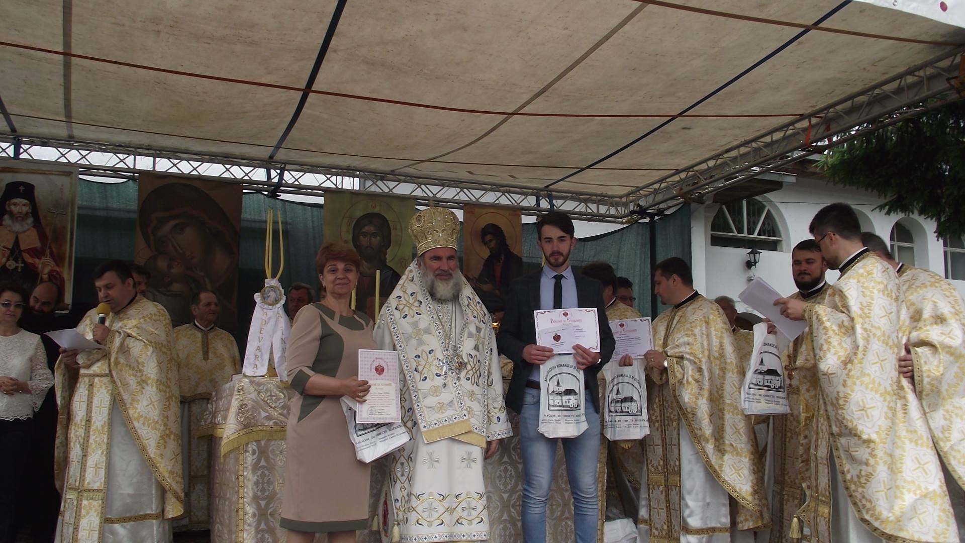 Şefii de promoţie ai învăţământului băcăuan, premiaţi de Biserică Şefii de promoţie ai învăţământului băcăuan, premiaţi de Biserică