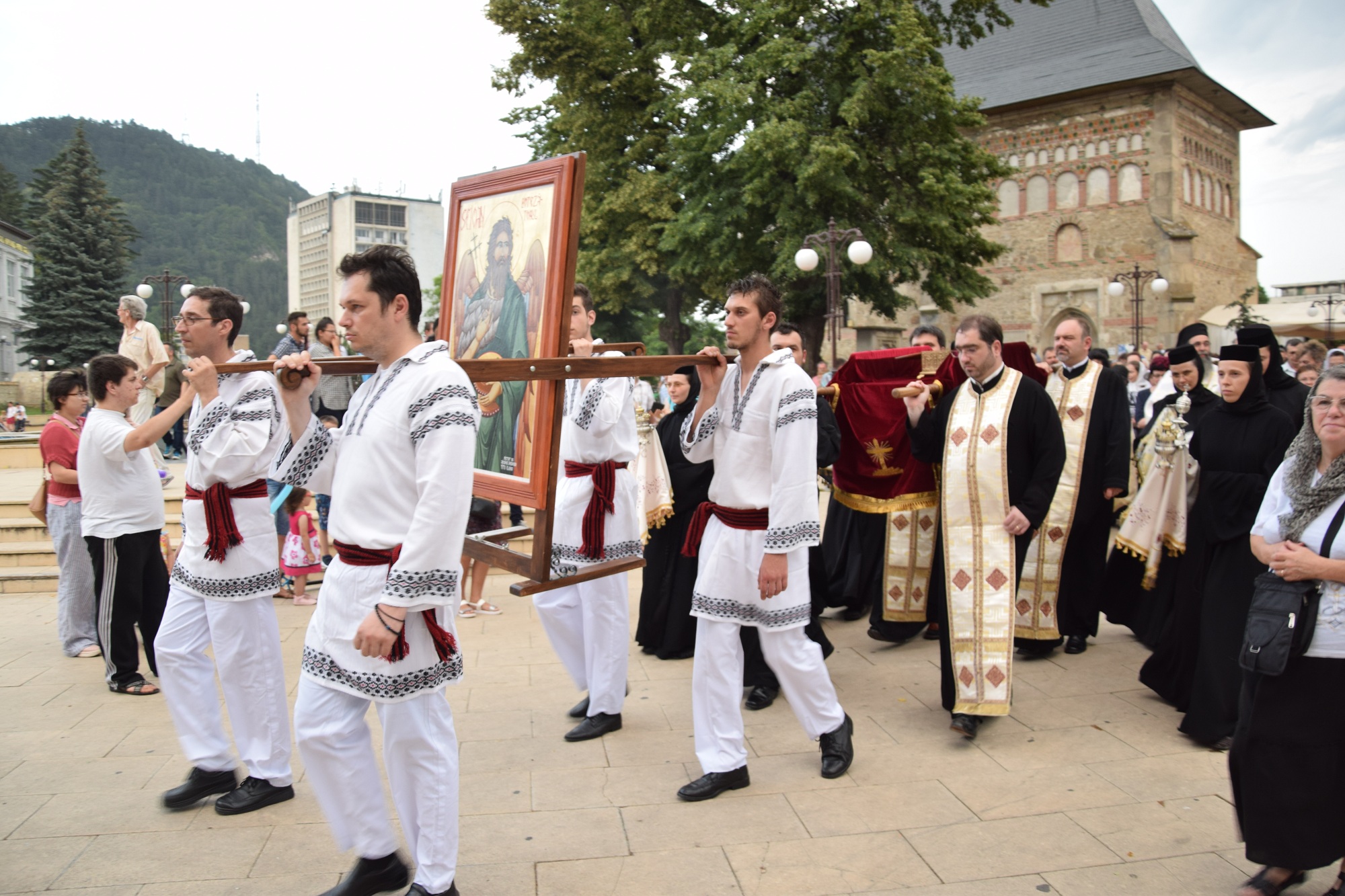 Procesiune religioasă la Piatra Neamț, cu ocazia sărbătorii Nașterea Sfântului Ioan Botezătorul Procesiune religioasă la Piatra Neamț, cu ocazia sărbătorii Nașterea Sfântului Ioan Botezătorul