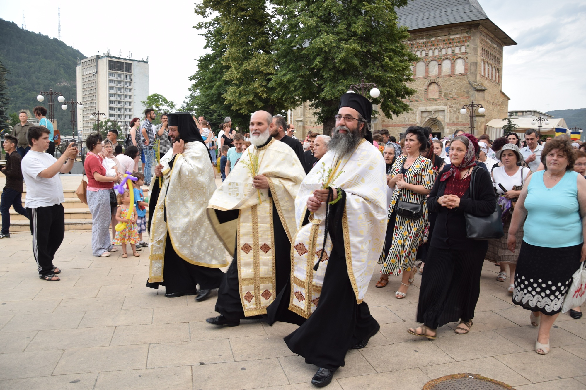 Procesiune religioasă la Piatra Neamț, cu ocazia sărbătorii Nașterea Sfântului Ioan Botezătorul Procesiune religioasă la Piatra Neamț, cu ocazia sărbătorii Nașterea Sfântului Ioan Botezătorul