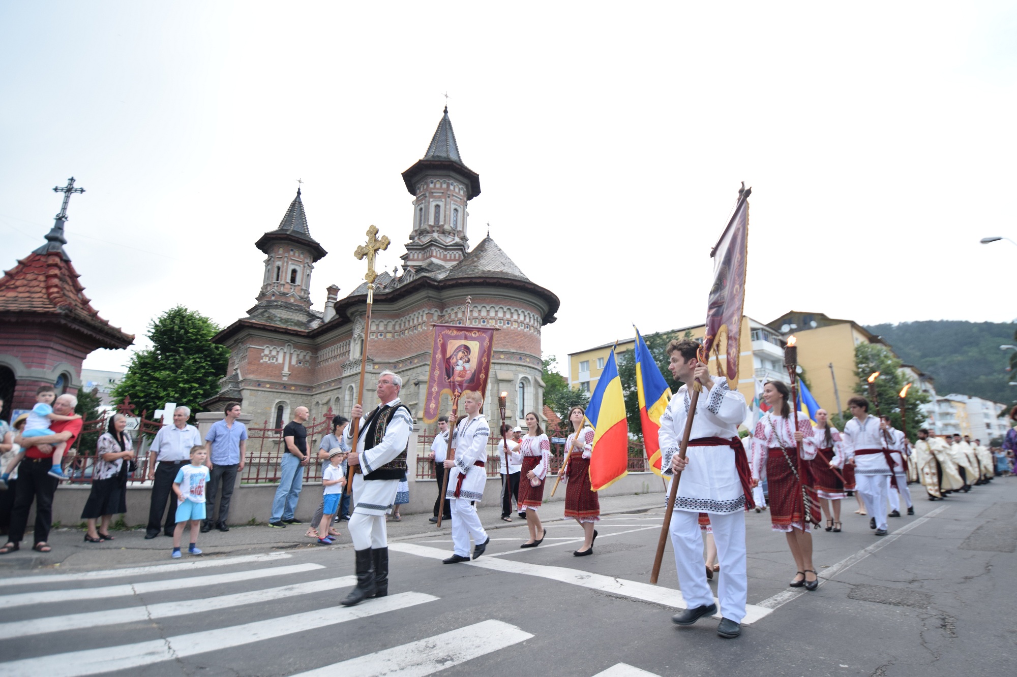 Procesiune religioasă la Piatra Neamț, cu ocazia sărbătorii Nașterea Sfântului Ioan Botezătorul Procesiune religioasă la Piatra Neamț, cu ocazia sărbătorii Nașterea Sfântului Ioan Botezătorul