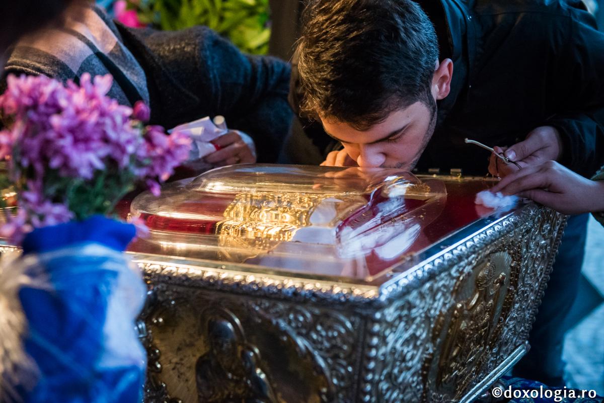 închinare la racla Sfintei Cuvioase Parascheva